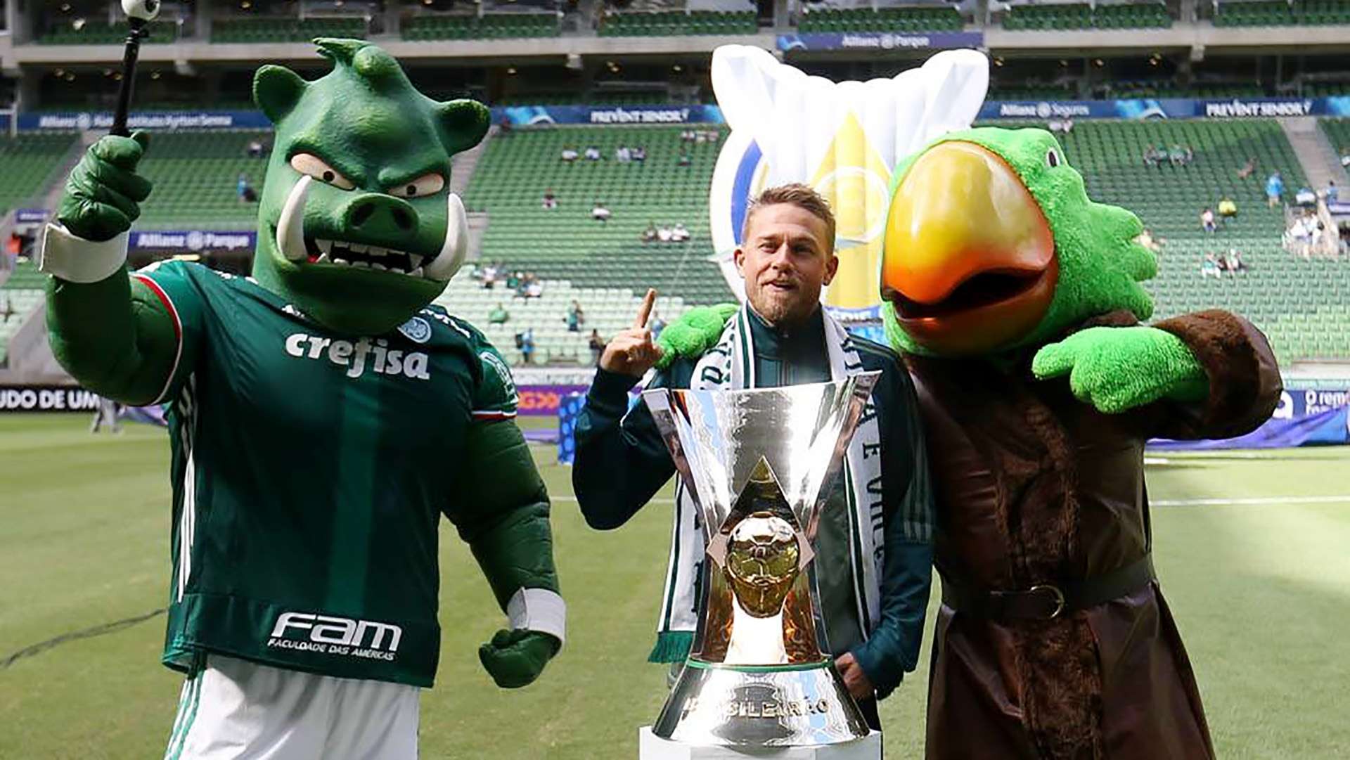 Charlie Hunnam Palmeiras 18052017
