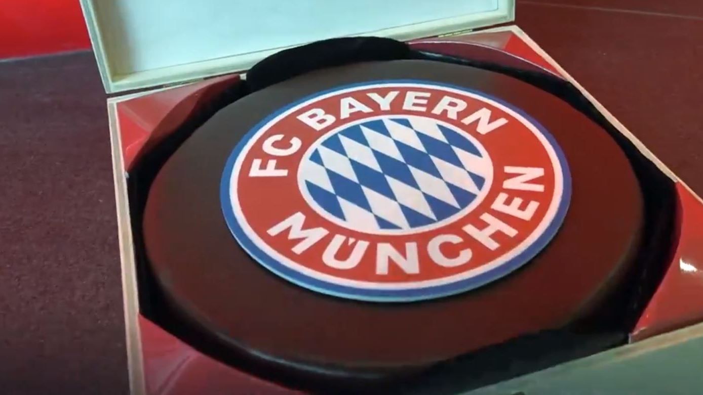 FC Bayern München spendet Sachertorten an Pflegeheime