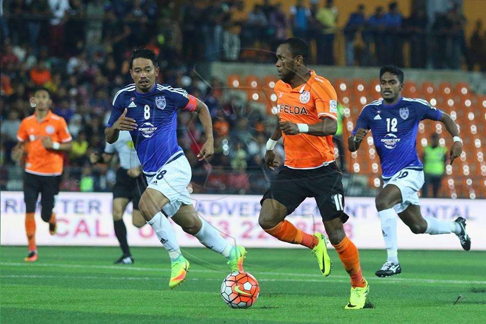 Felda United's Zah Rahan Krangar (right) vies with Johor Darul Ta'zim's Safiq Rahim for the ball 2016