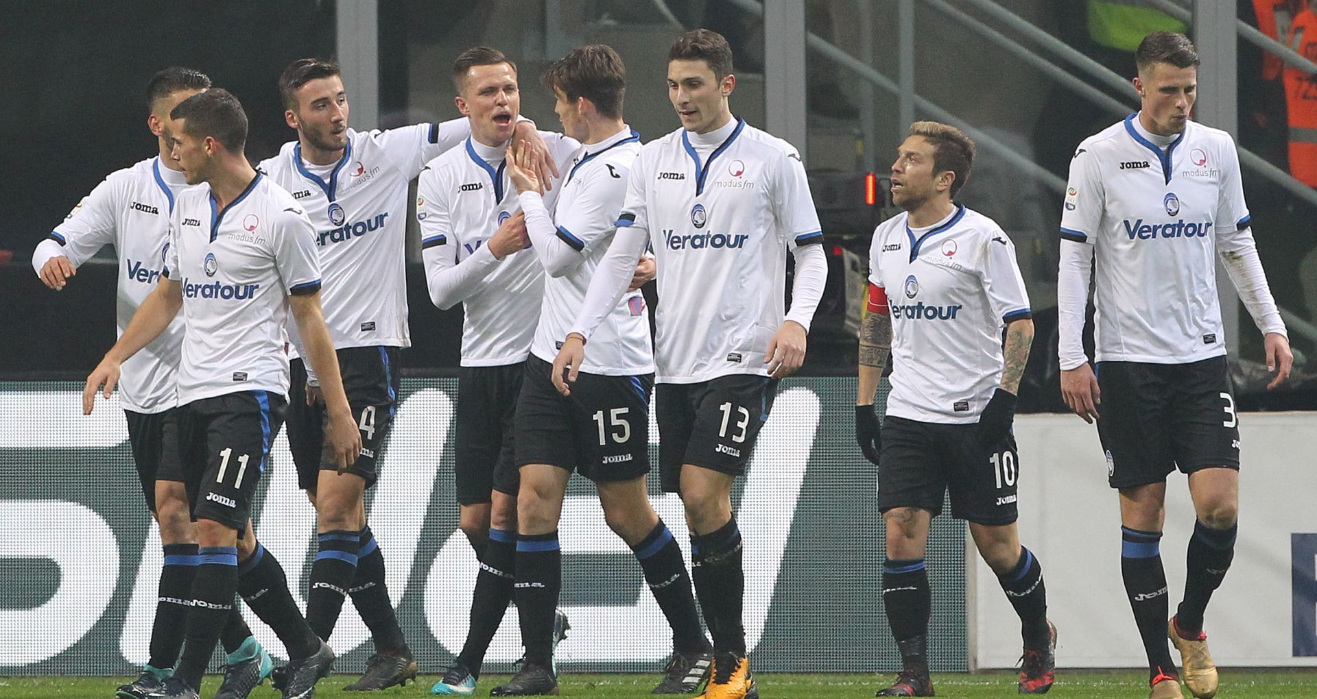 Atalanta players celebrating Milan Atalanta Serie A