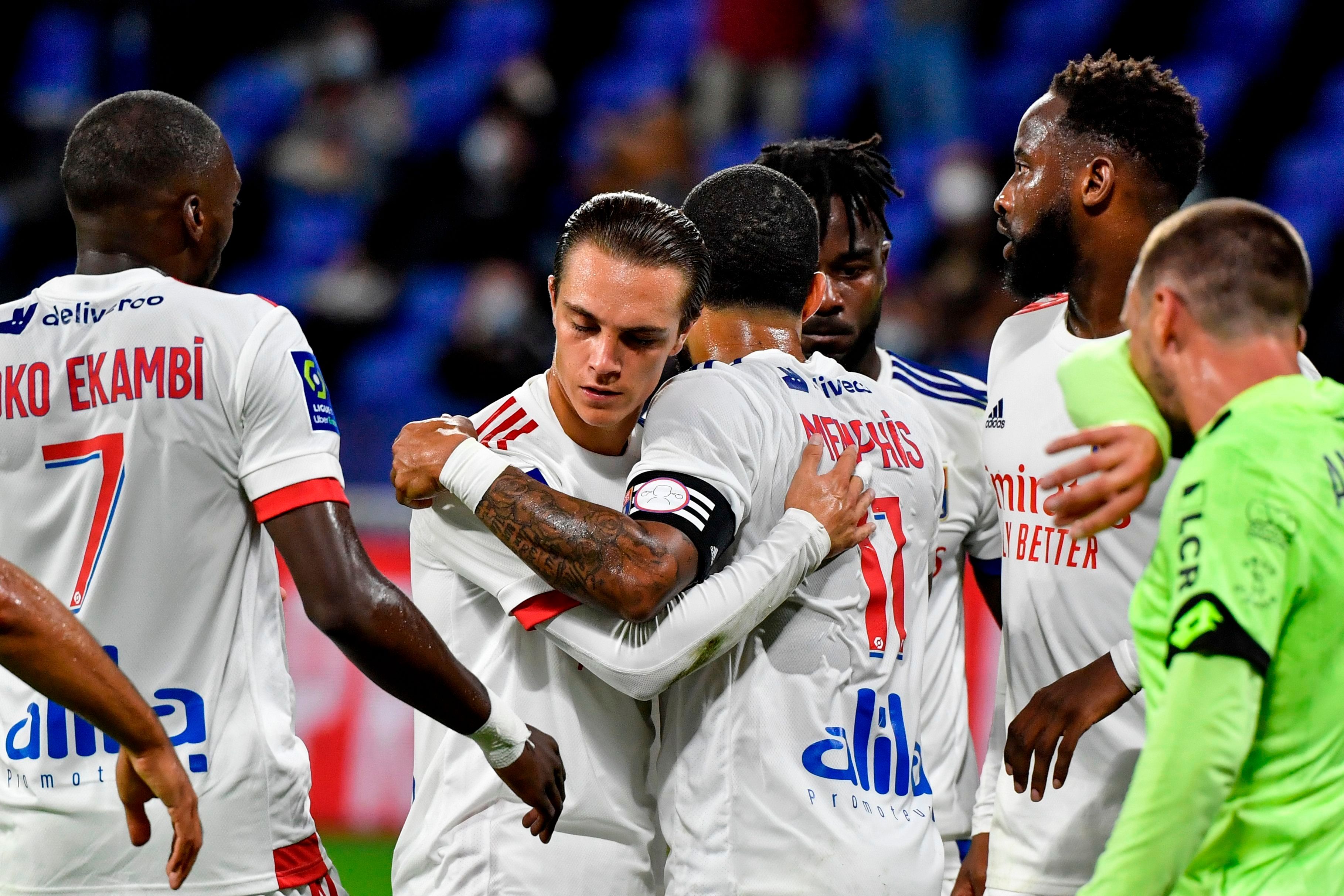 Caqueret félicite Depay lors de OL-Dijon.