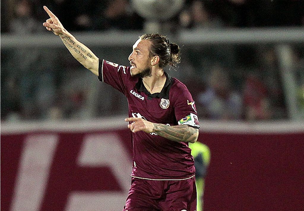 Paulinho celebrating Livorno Inter Serie A