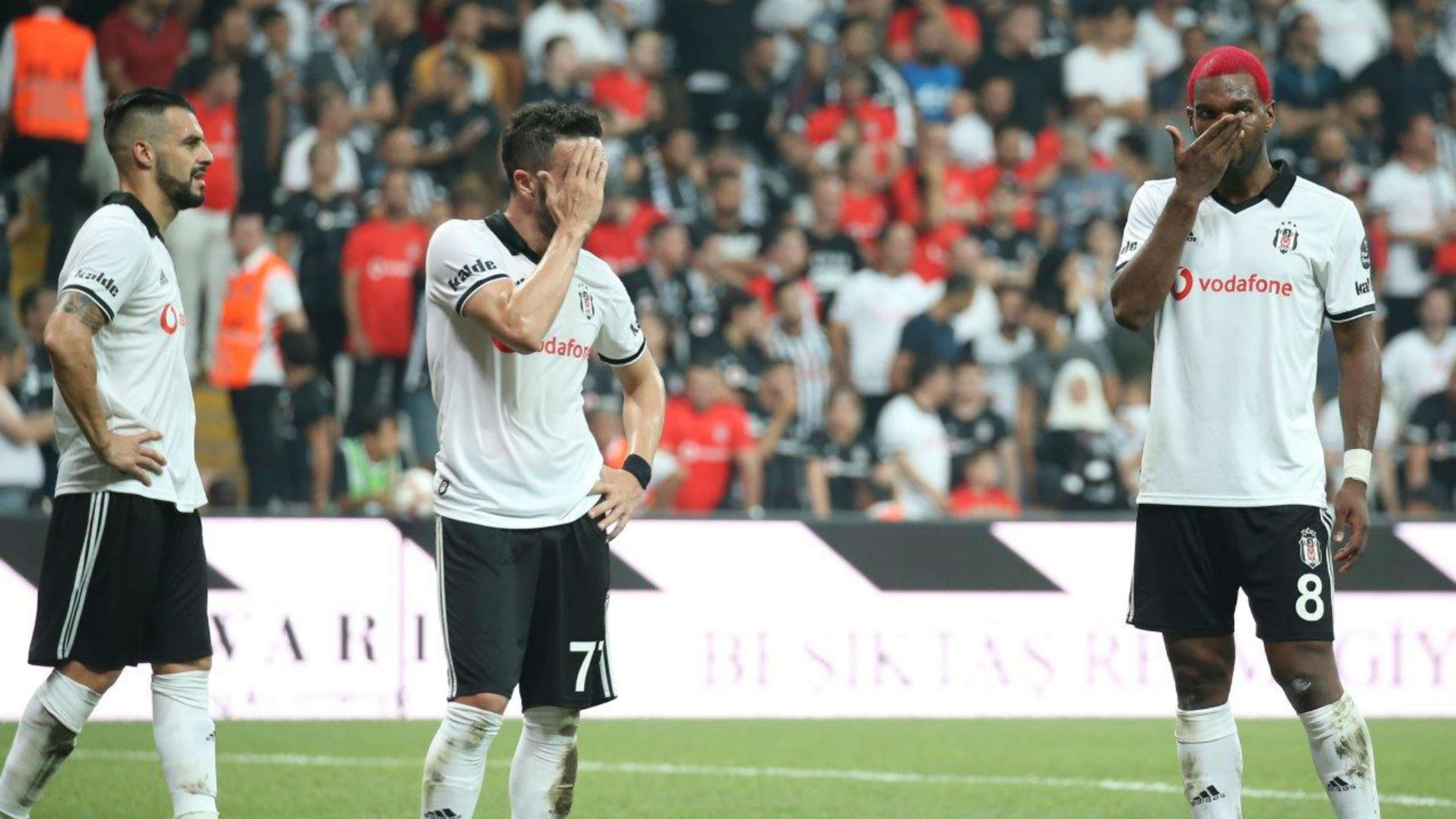 Frustrated Besiktas players vs Antalyaspor 08262018