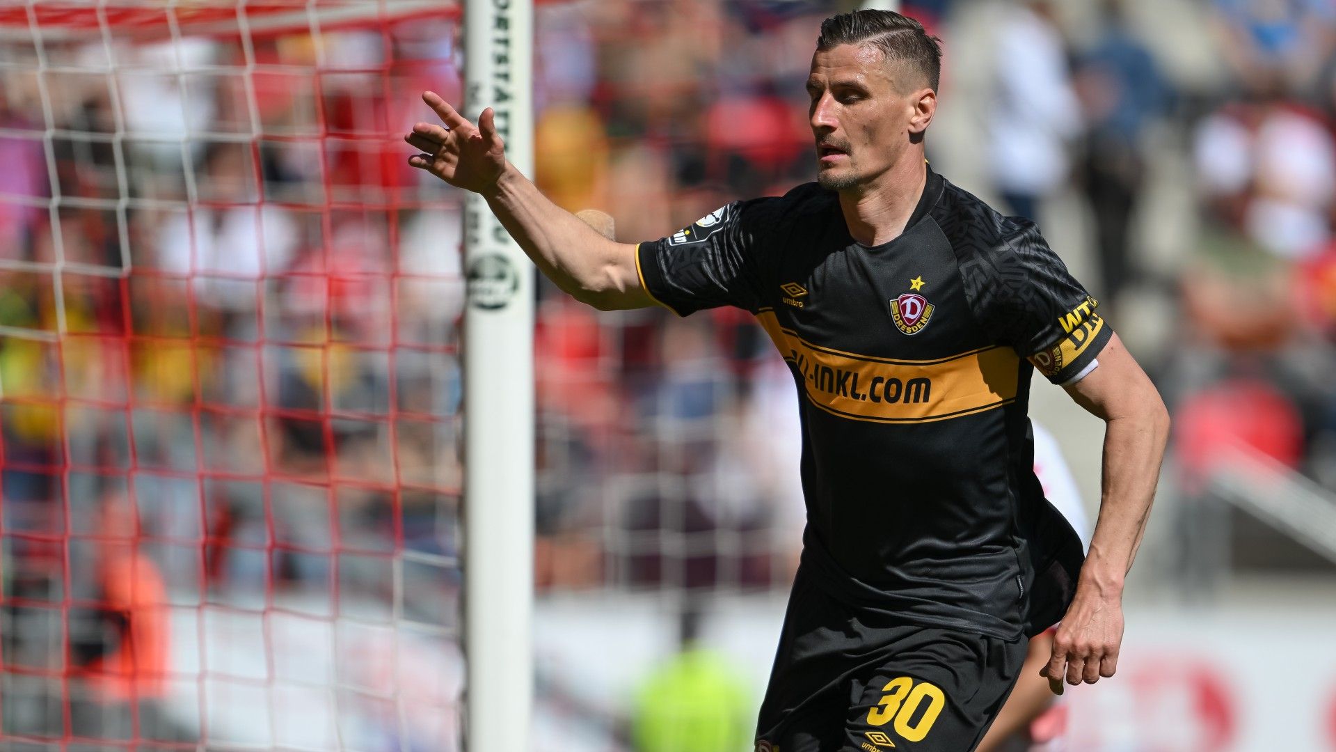 Stefan Kutschke of Dynamo Dresden celebrates 