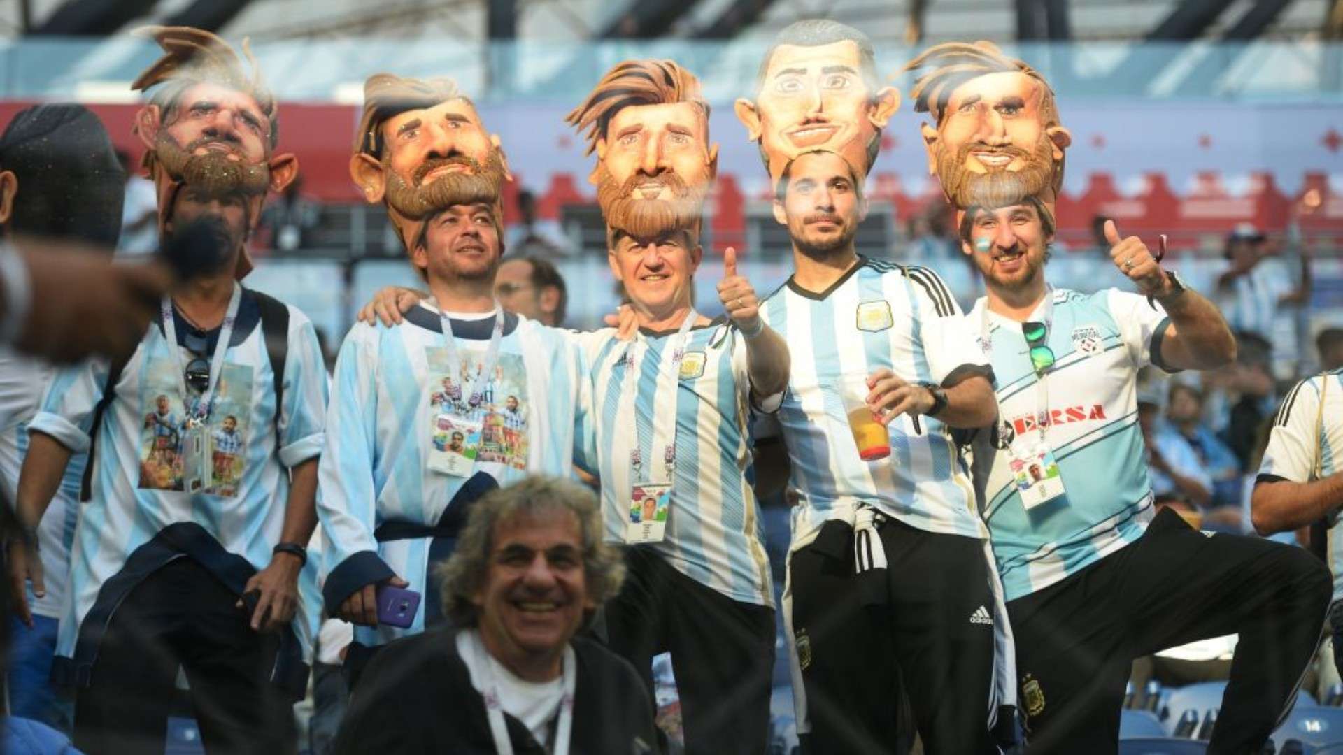Hinchas de argentina con máscaras de jugadores