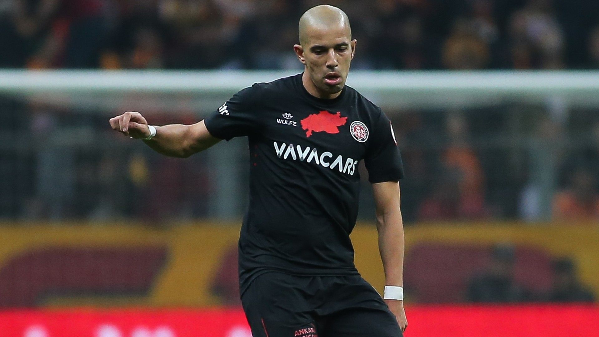 Sofiane Feghouli of Fatih Karagumruk controls the ball