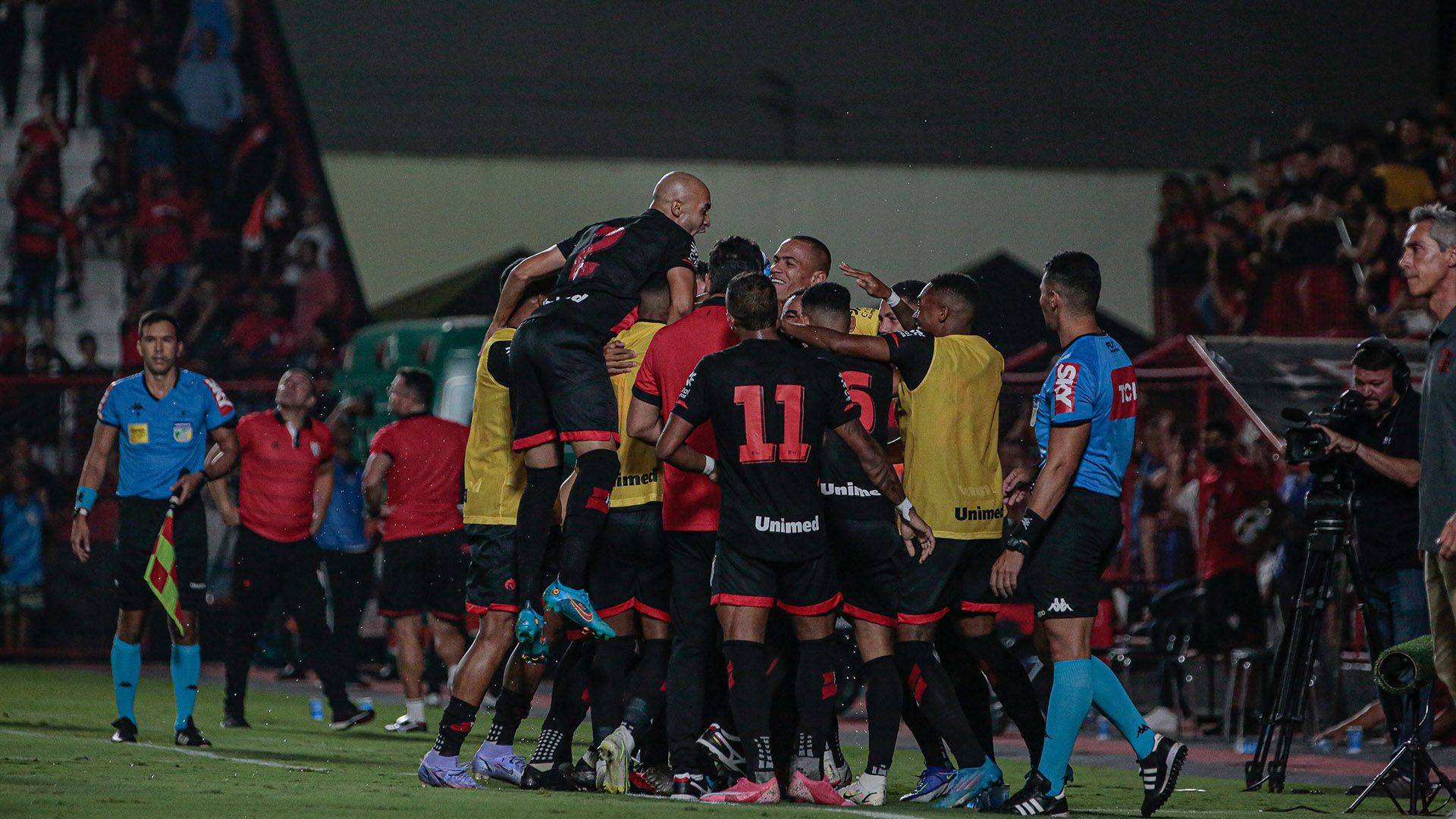 Atlético-GO comemora gol contra o Flamengo
