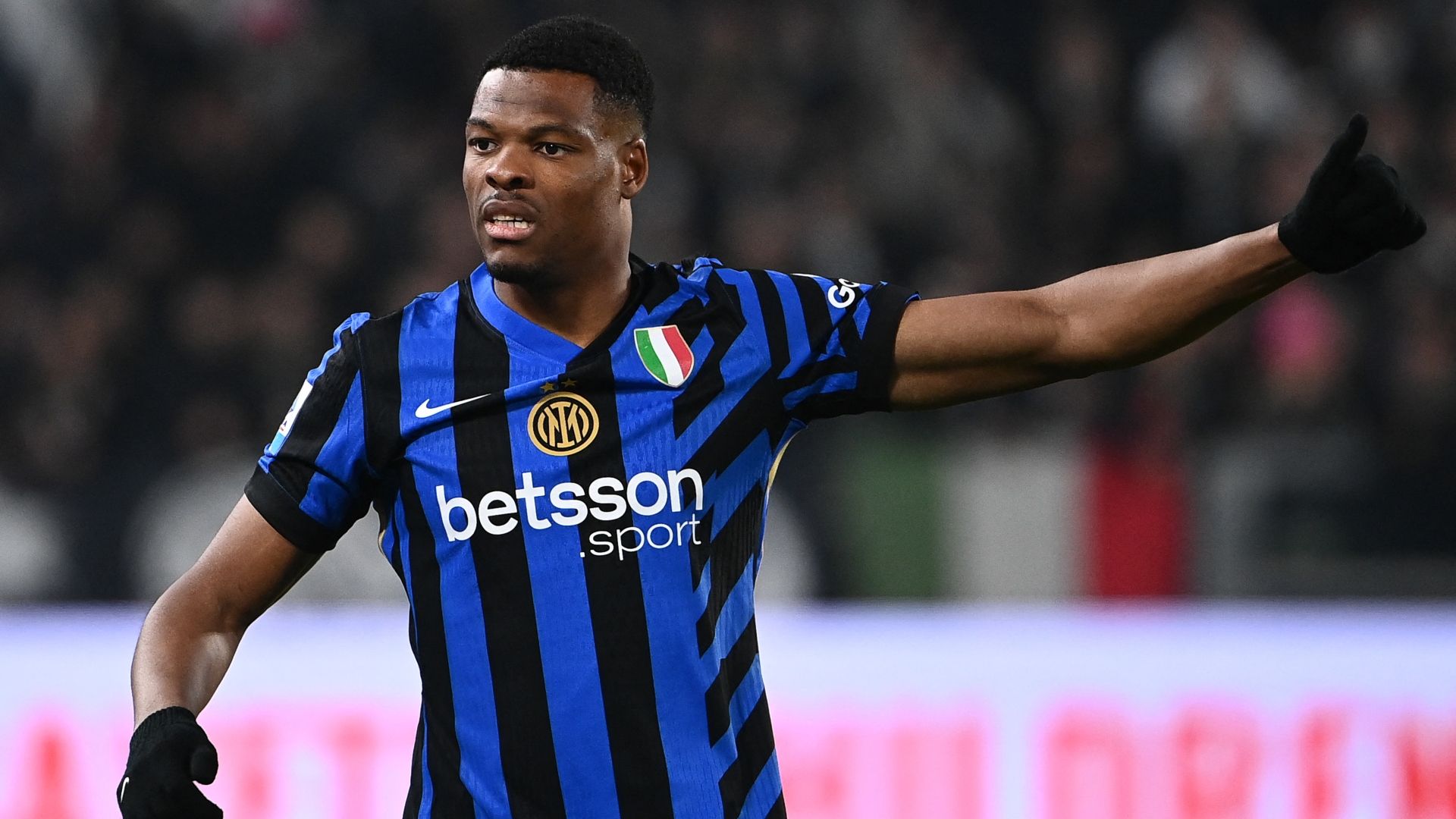 Barcelona must hurry to snap up €25m Denzel Dumfries before release clause expires as Inter full-back prepares to switch agent in possible hint at summer move | Goal.com UK