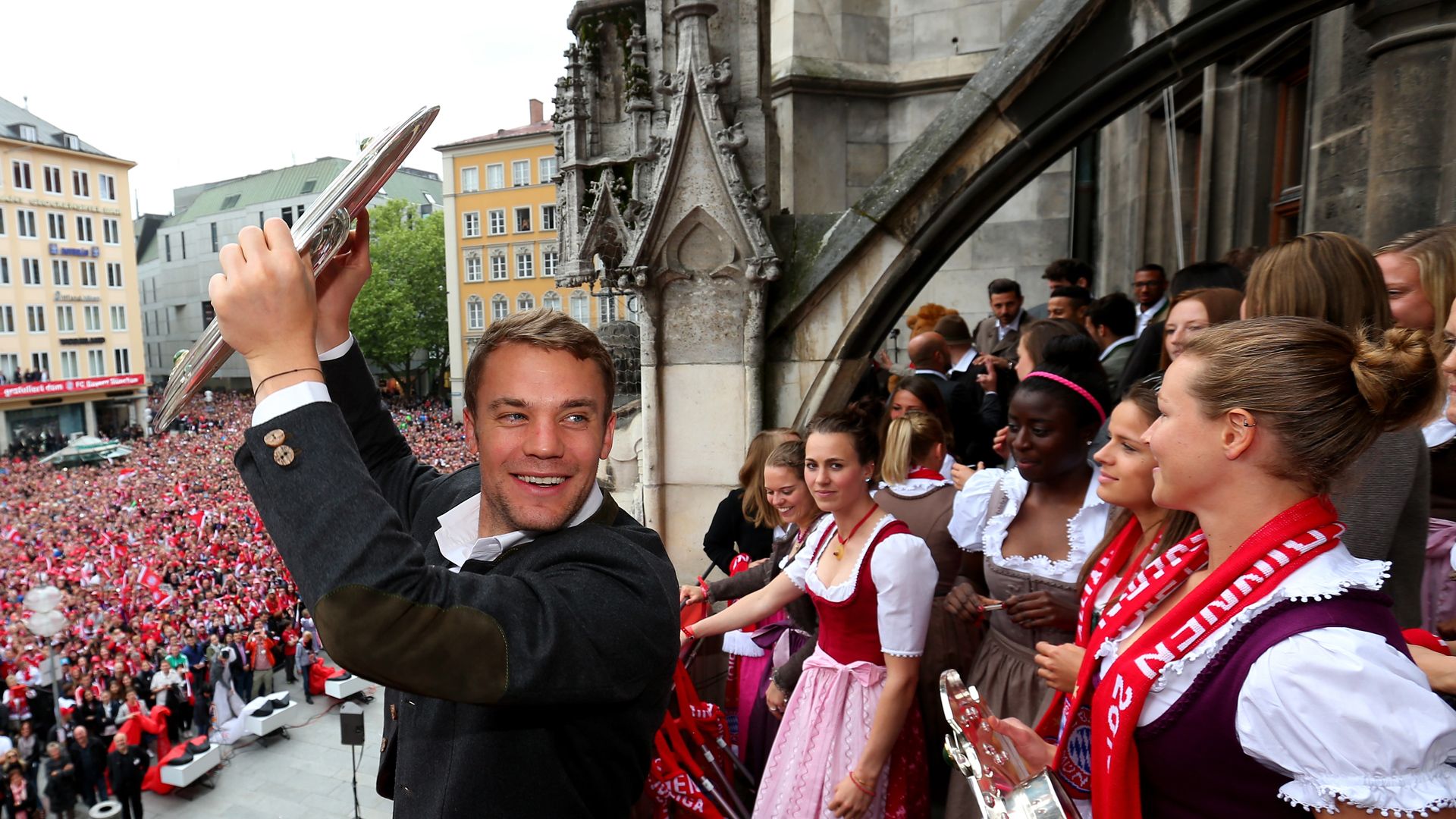 Manuel Neuer FC Bayern Meister Meisterschale