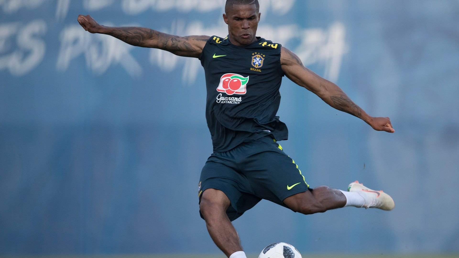 Douglas Costa Brasil treino Copa do Mundo 18 06 18