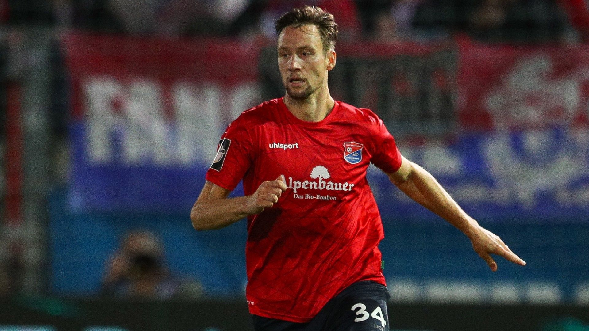  Tim Knipping of Unterhaching in action 