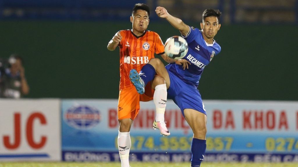 Au Van Hoan vs Vo Hoang Quang Becamex Binh Duong vs SHB Da Nang V.League 2019