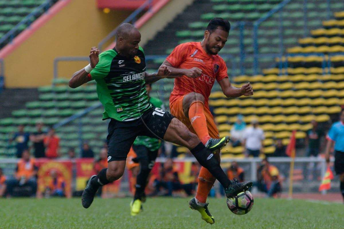 PKNS' Safee Sali (right) vies for the ball against Selangor's Ugo Ukah 4/2/2017