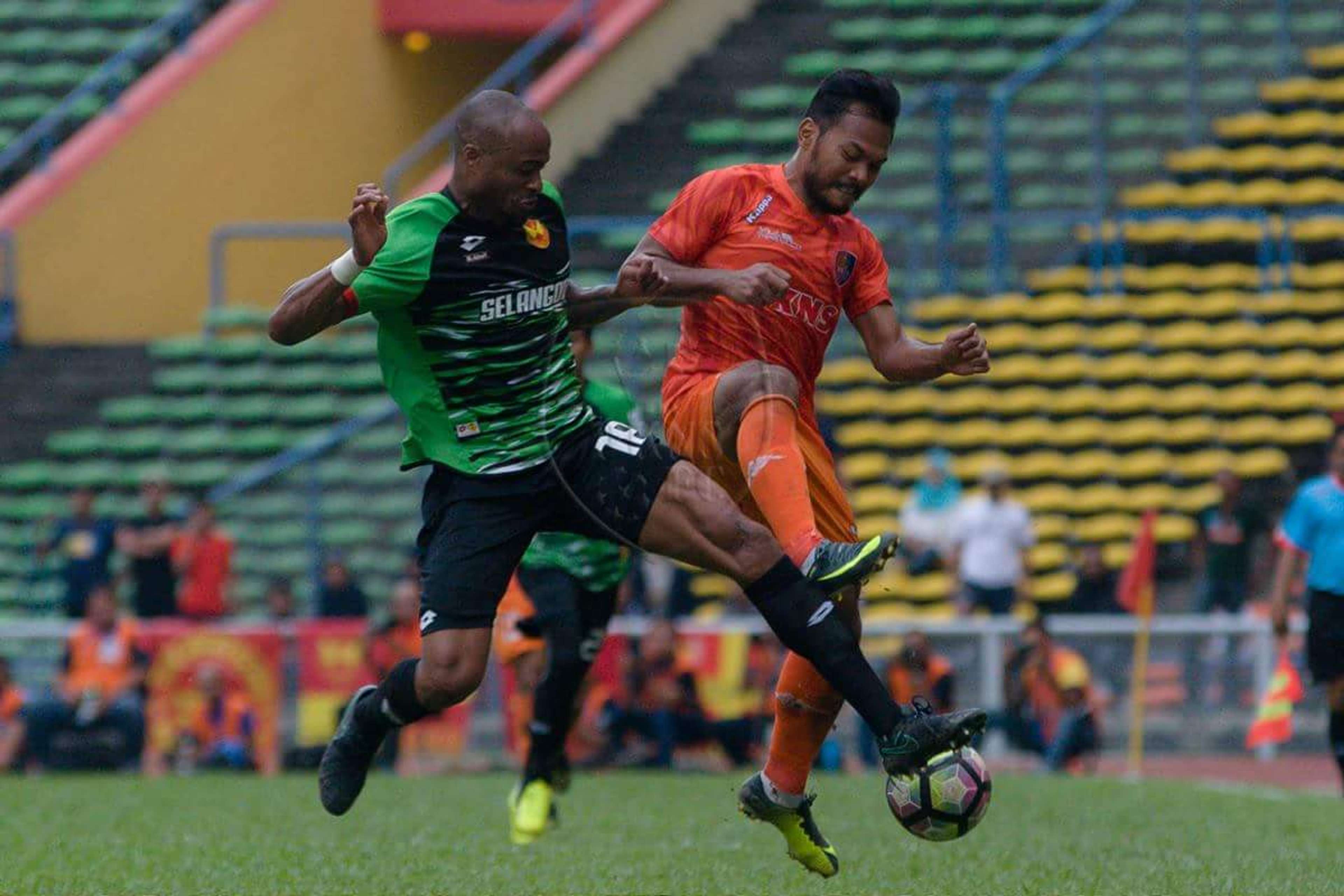 PKNS' Safee Sali (right) vies for the ball against Selangor's Ugo Ukah 4/2/2017