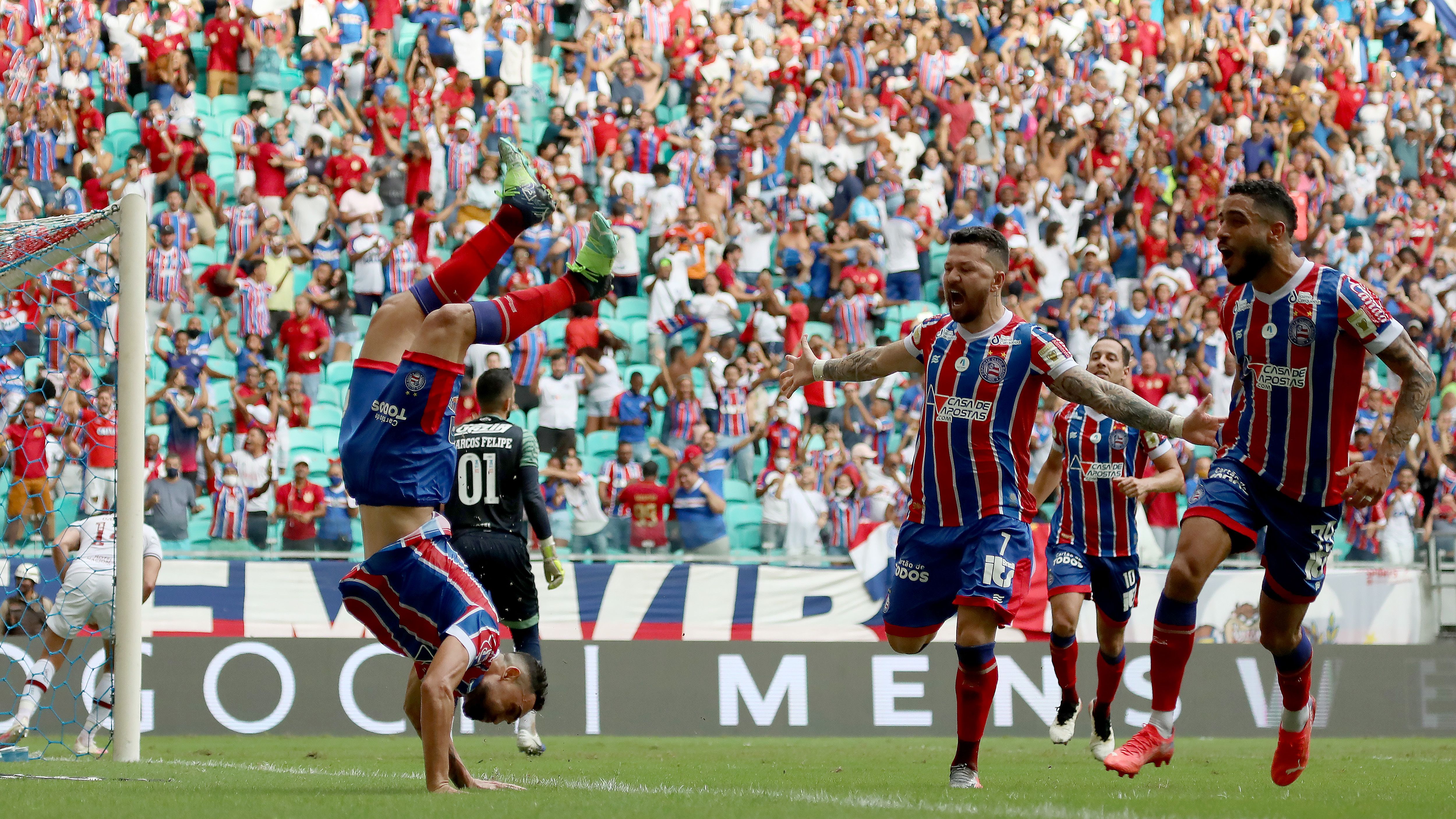 Jogadores do Bahia comemoram gol de Gilberto