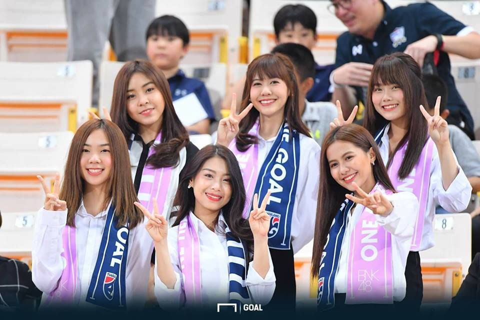 GIVE A SHOUT: เหงื่อ/ไอดอล/ฟุตบอล/น้ำตา -ไพรัช คุ้มวัน ผกก. MV 'วันแรก'