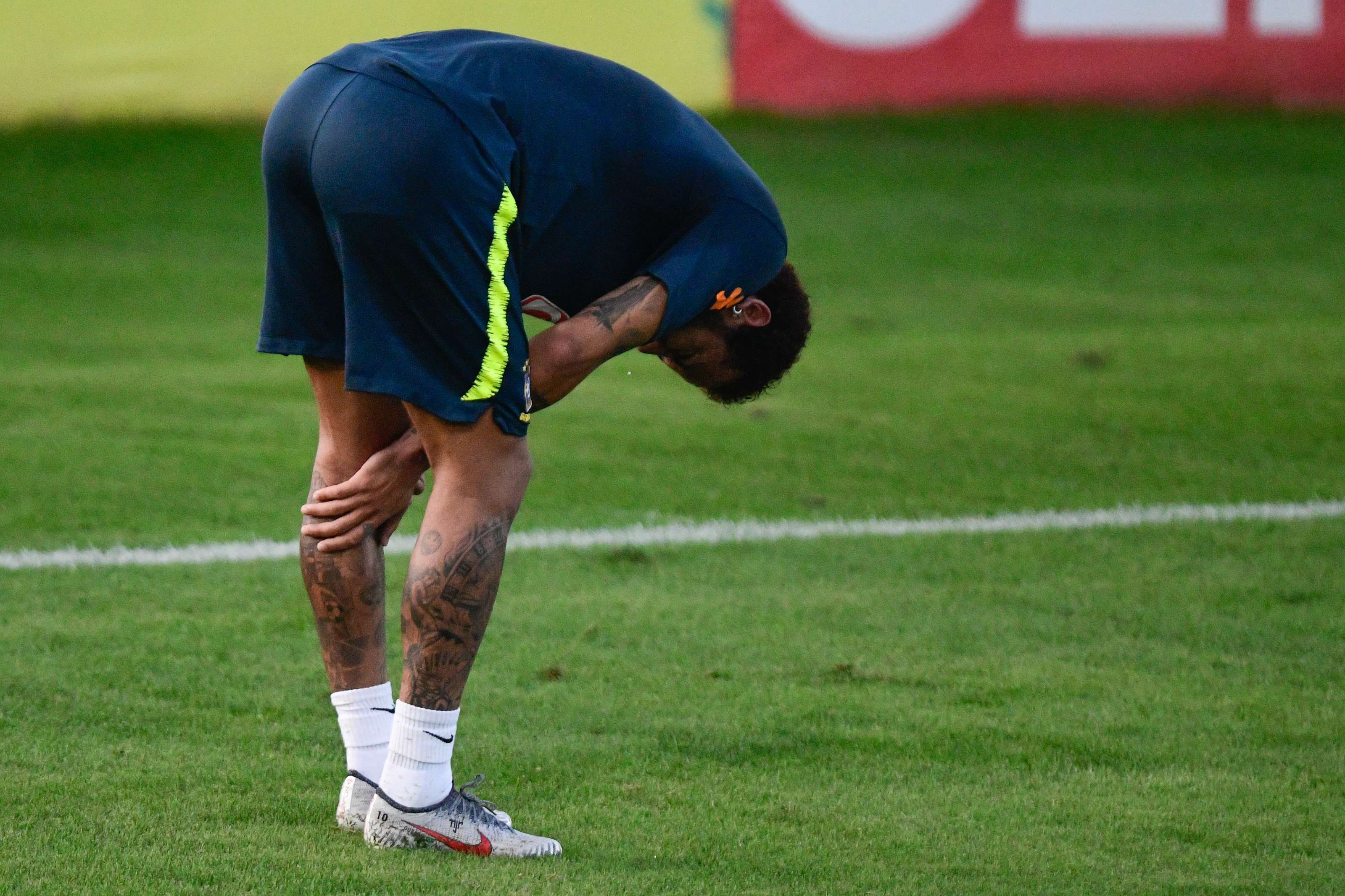 Neymar sente o joelho esquerdo