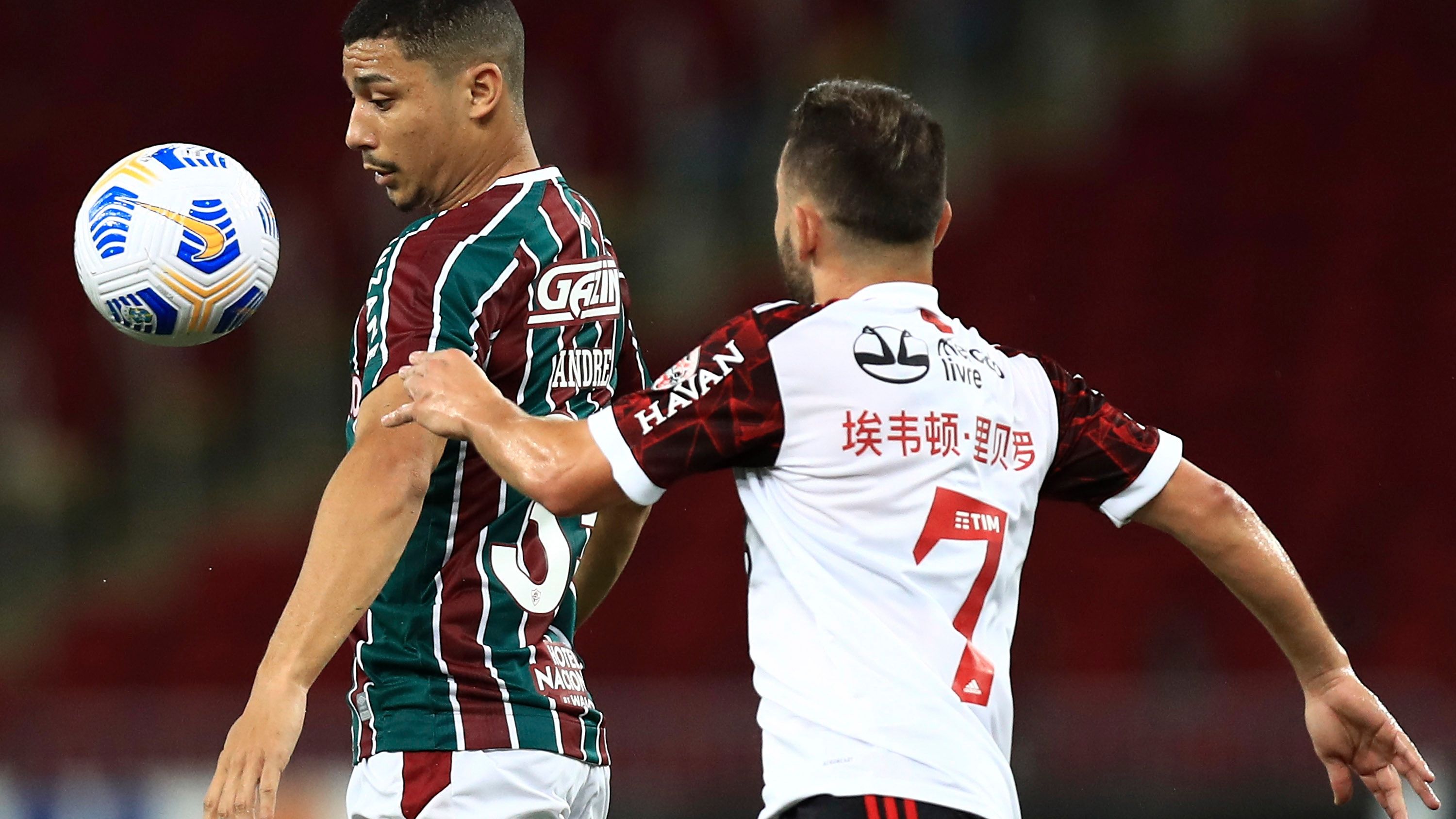 André protege a bola em Fluminense x Flamengo, o Fla-Flu