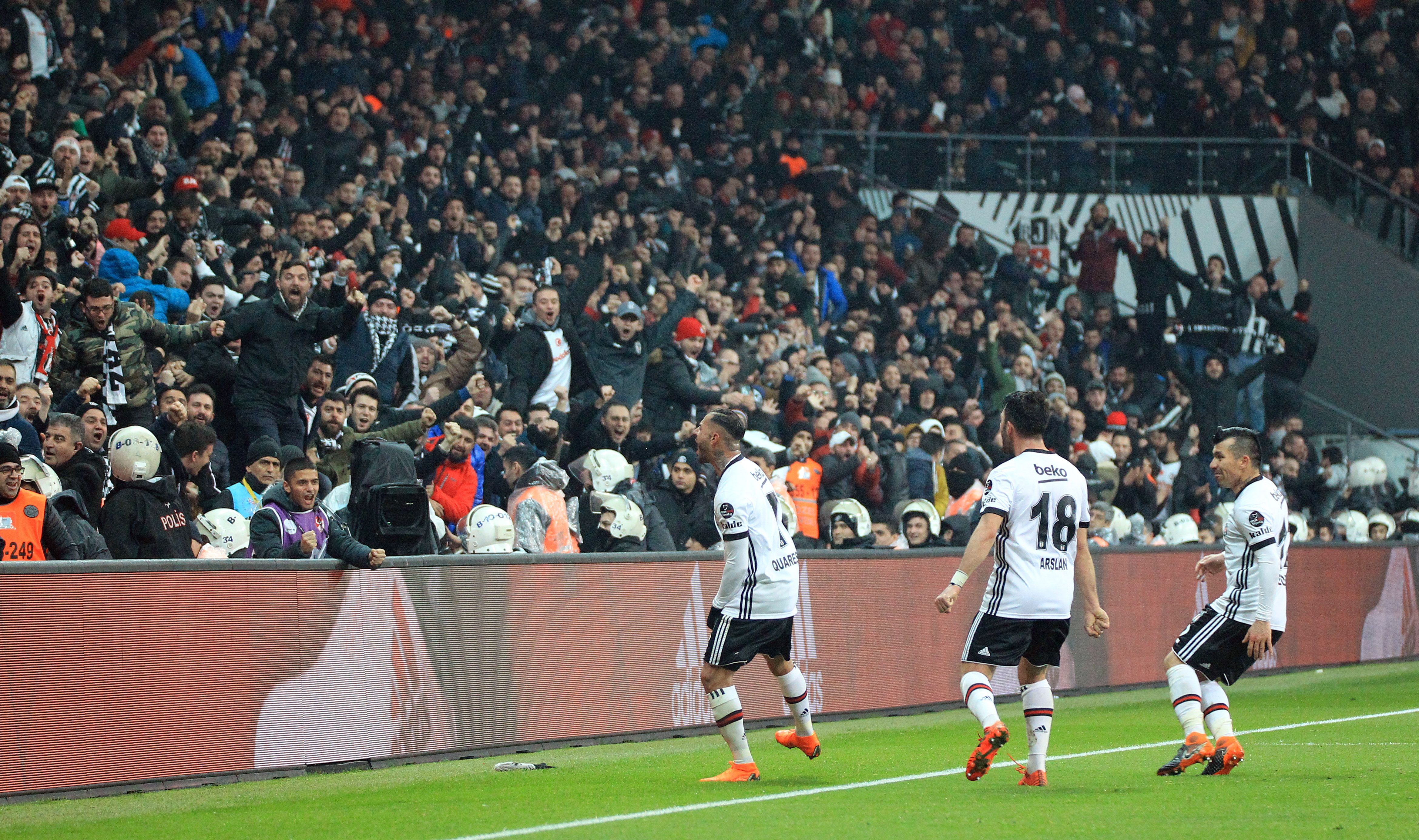 Ricardo Quaresma Tolgay Arslan Gary Medel Besiktas Fenerbahce 02/25/18