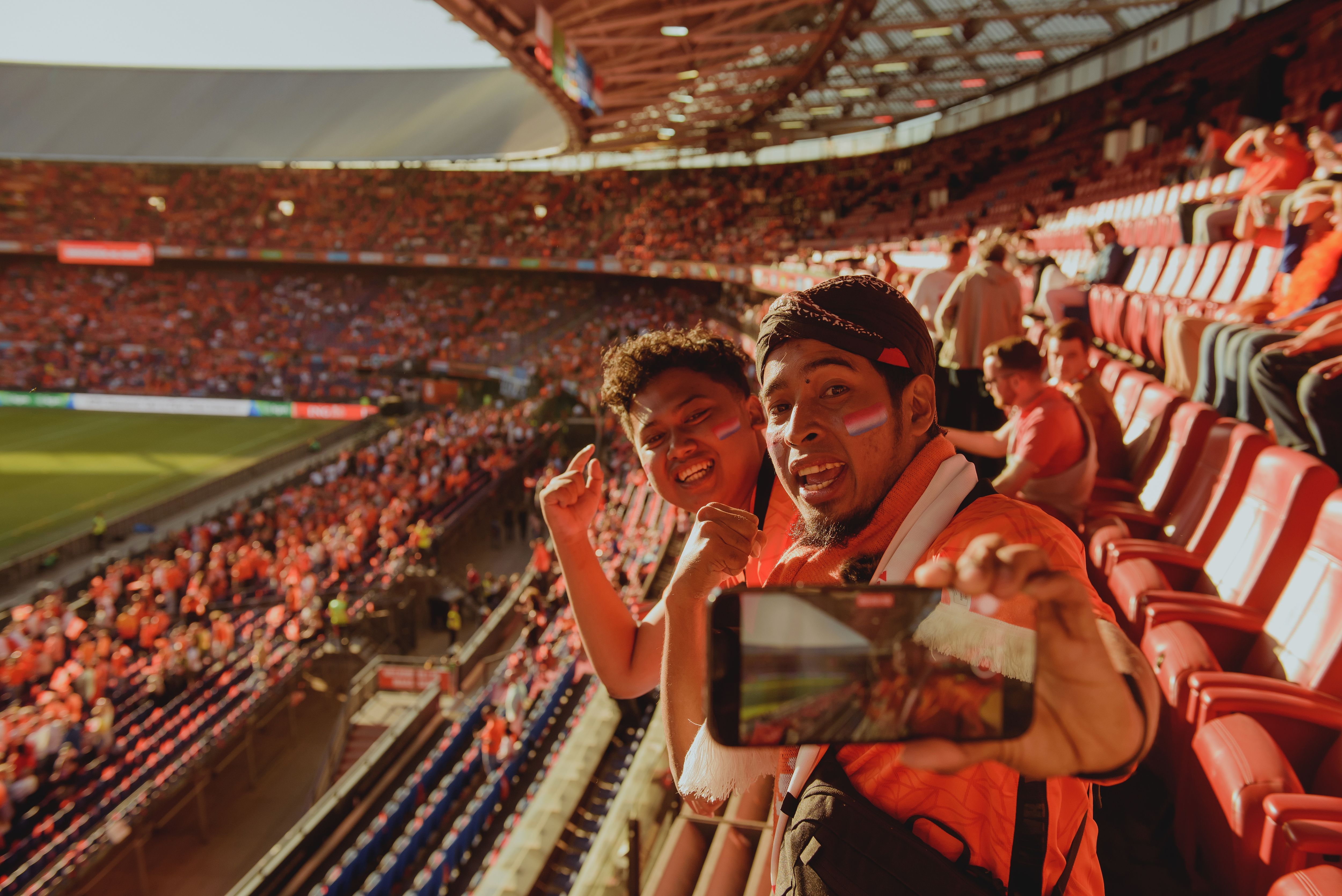 Suporter Indonesia menyaksikan laga timnas Belanda