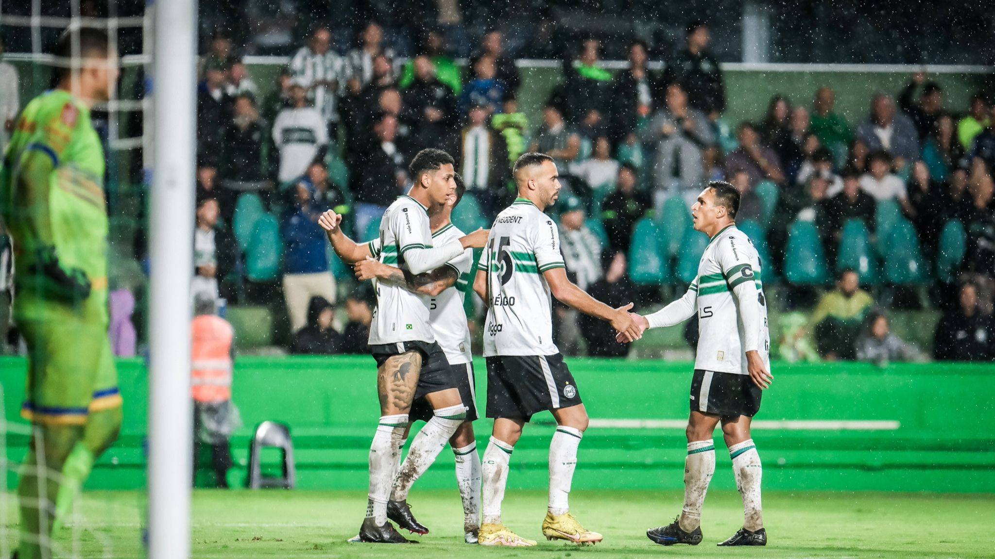 Brasileirão Série B: Assista ao vivo e de graça ao jogo Goiás x Coritiba