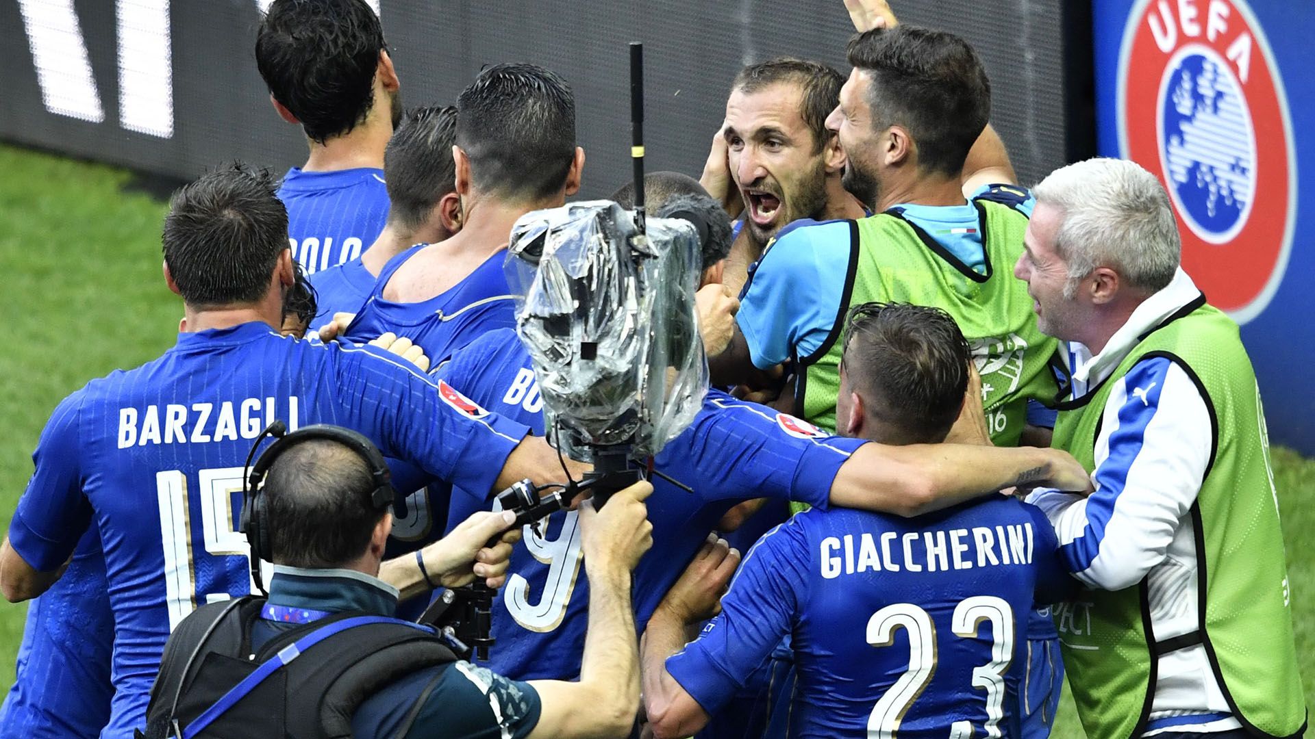 Italy celebrating vs Spain Euro 2016