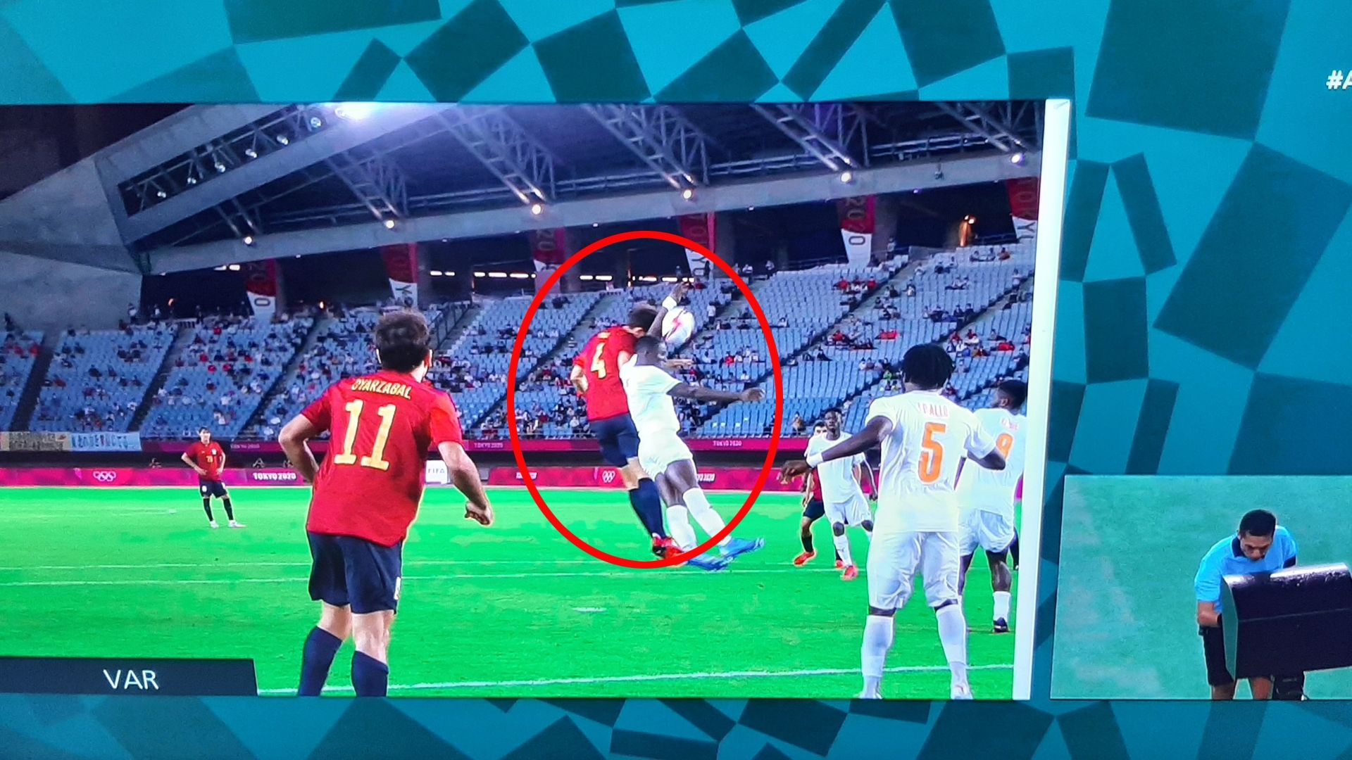 Penalti de Costa de Marfil ante España por mano de Bailly