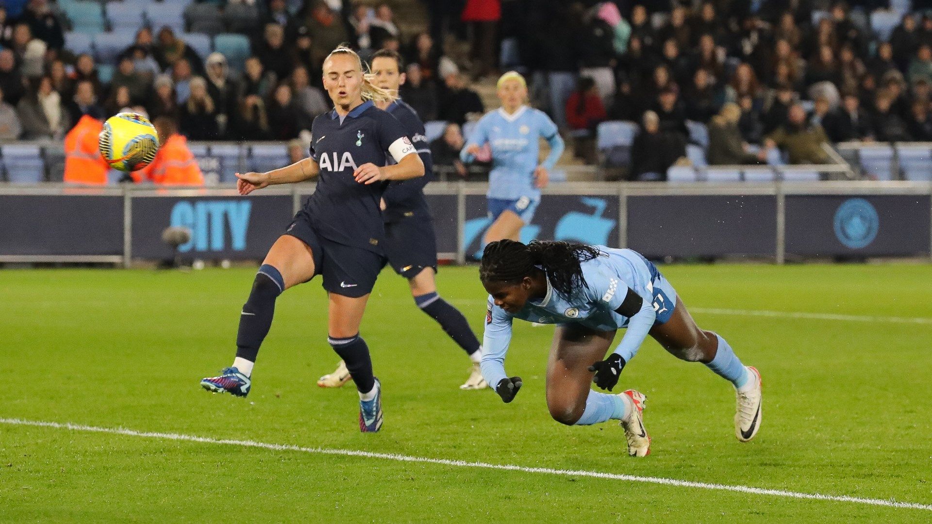 Bunny Shaw header Man City vs Tottenham WSL 2023-24