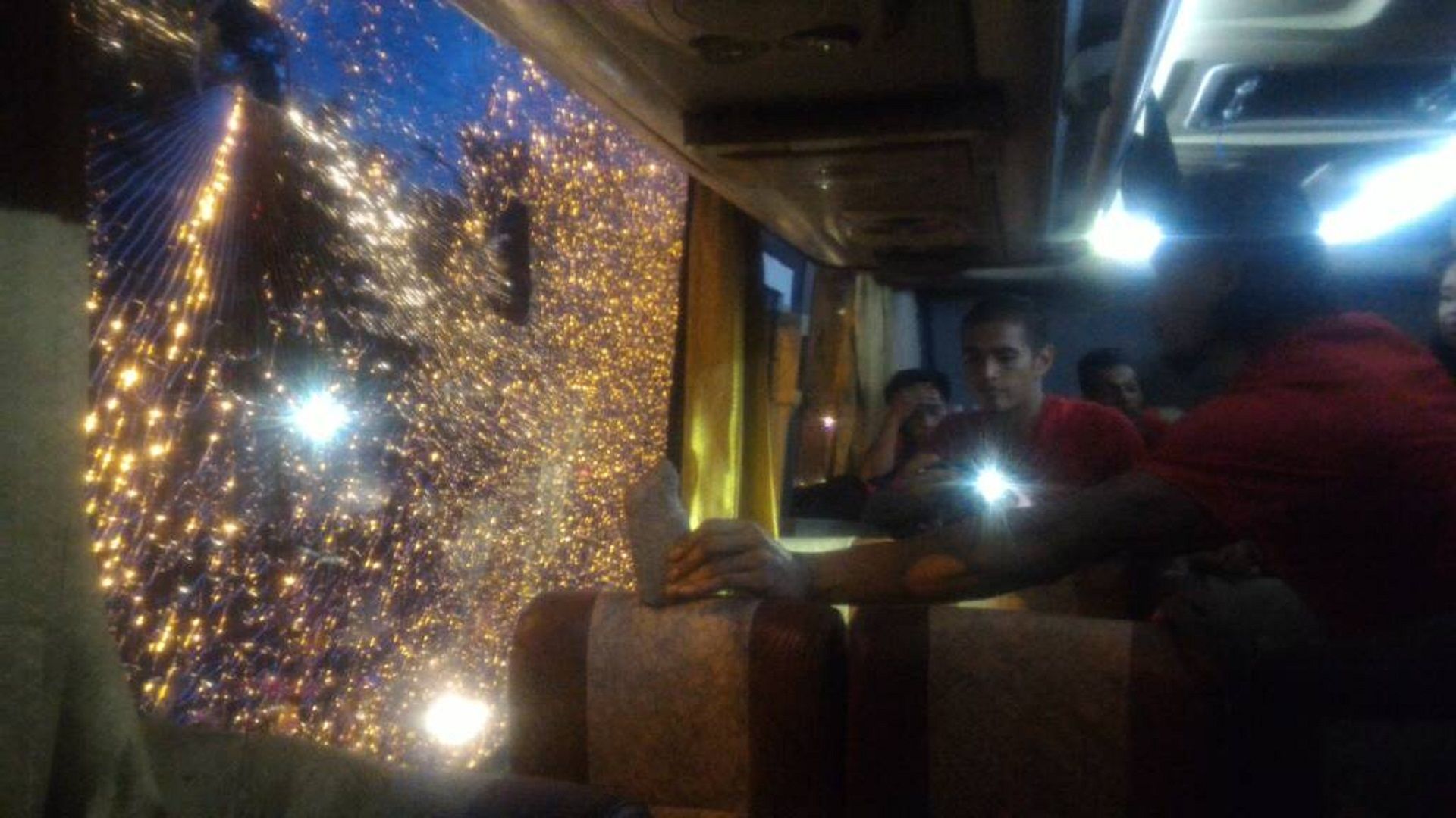 Bus Semen Padang Dilempar Batu