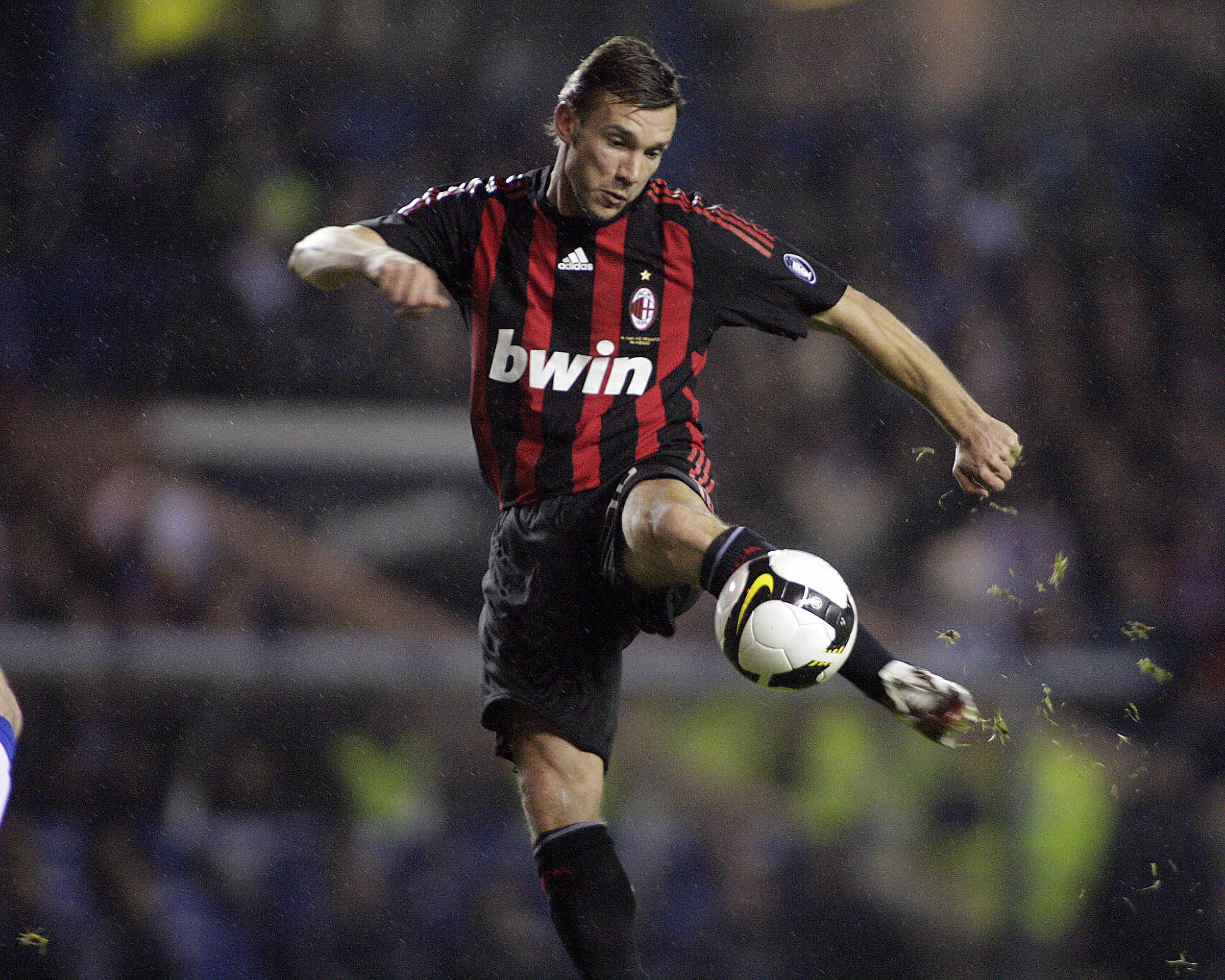 Andriy Shevchenko llegó procedente del Dinamo Kiev de Ucrania por 23 millones de Euros en 1999. GALERÍA.