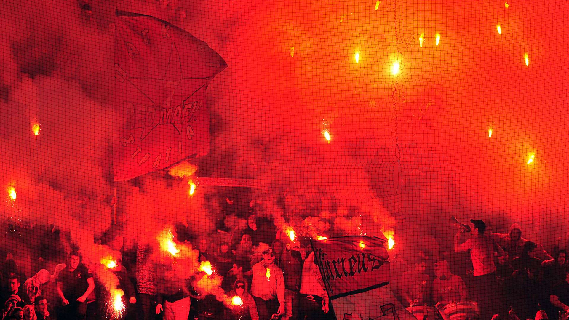 Olympiakos Olympiacos Fans Pyro Hooligan Fireworks Bengalo 19012011