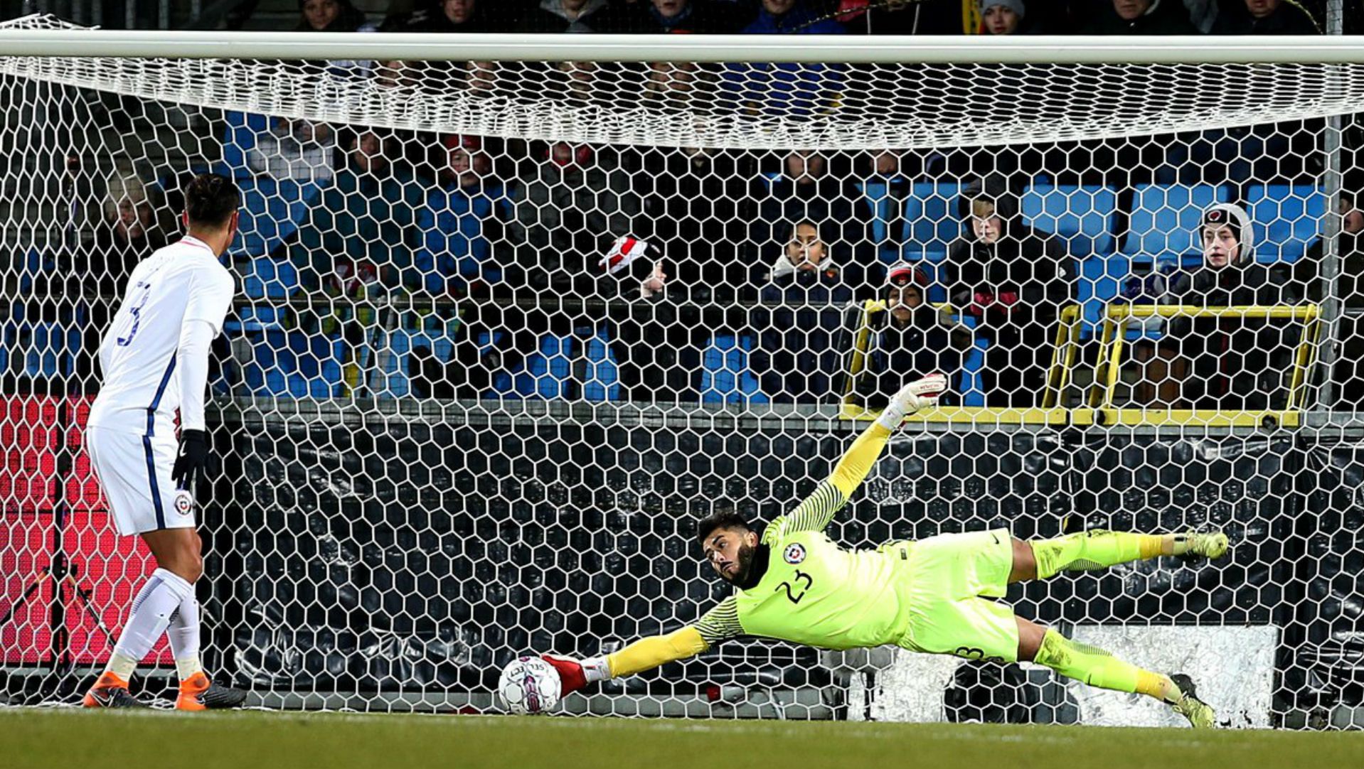 270318 Chile Dinamarca Johnny Herrera