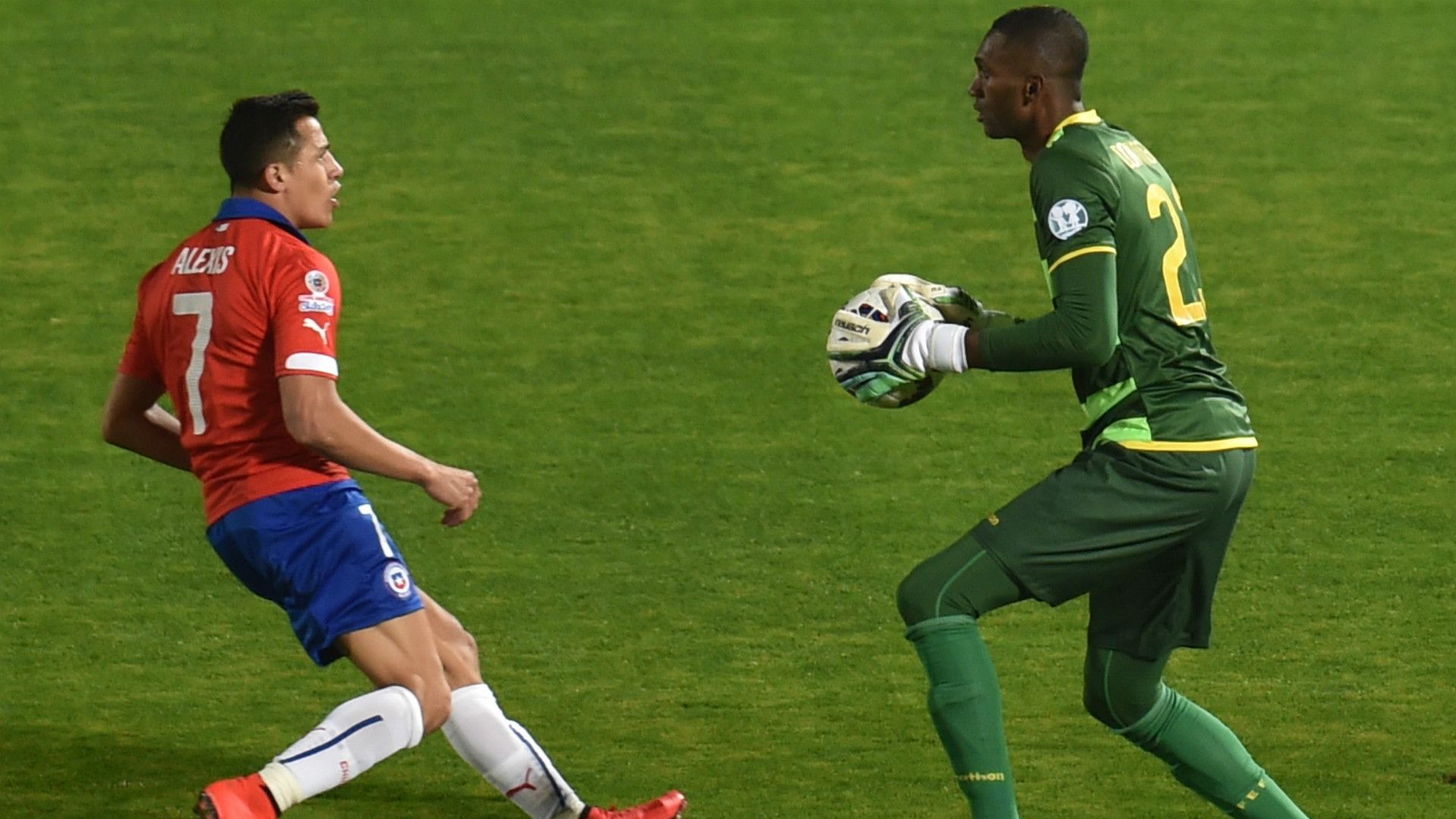 Alexander Dominguez Alexis Sanchez Chile Ecuador Santiago Copa America 11062015