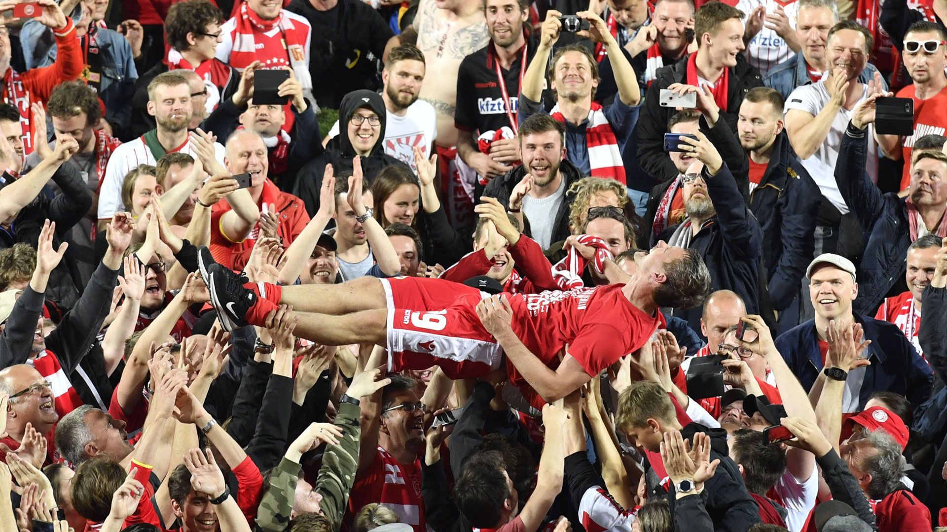 florian hübner vfb stuttgart union berlin relegation 27052019 270519 platzsturm