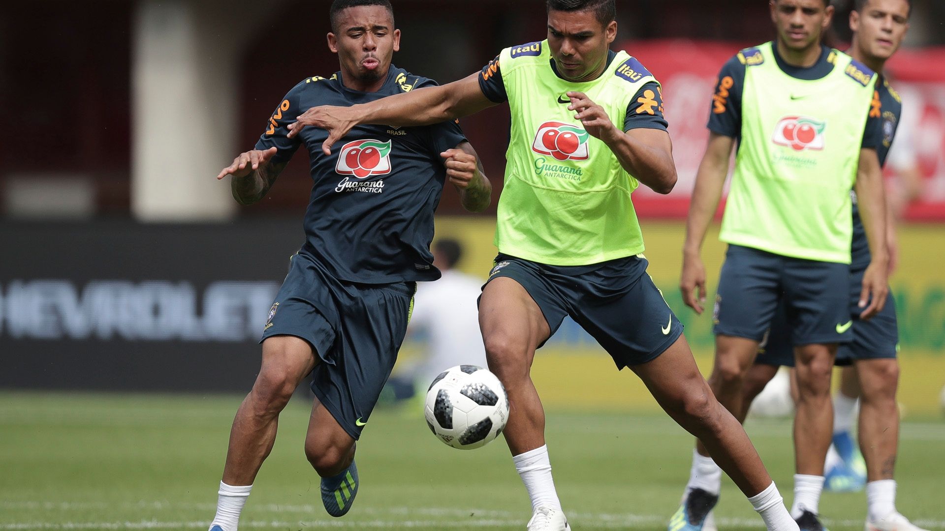 Gabriel Jesus e Casemiro Brasil treino Áustria 09 06 18