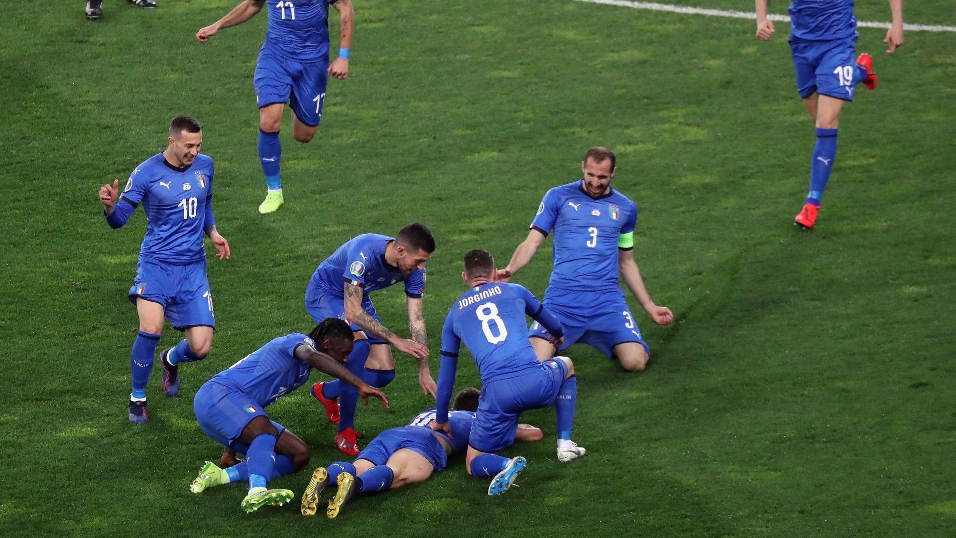 Barella - Italy Finland celebrating