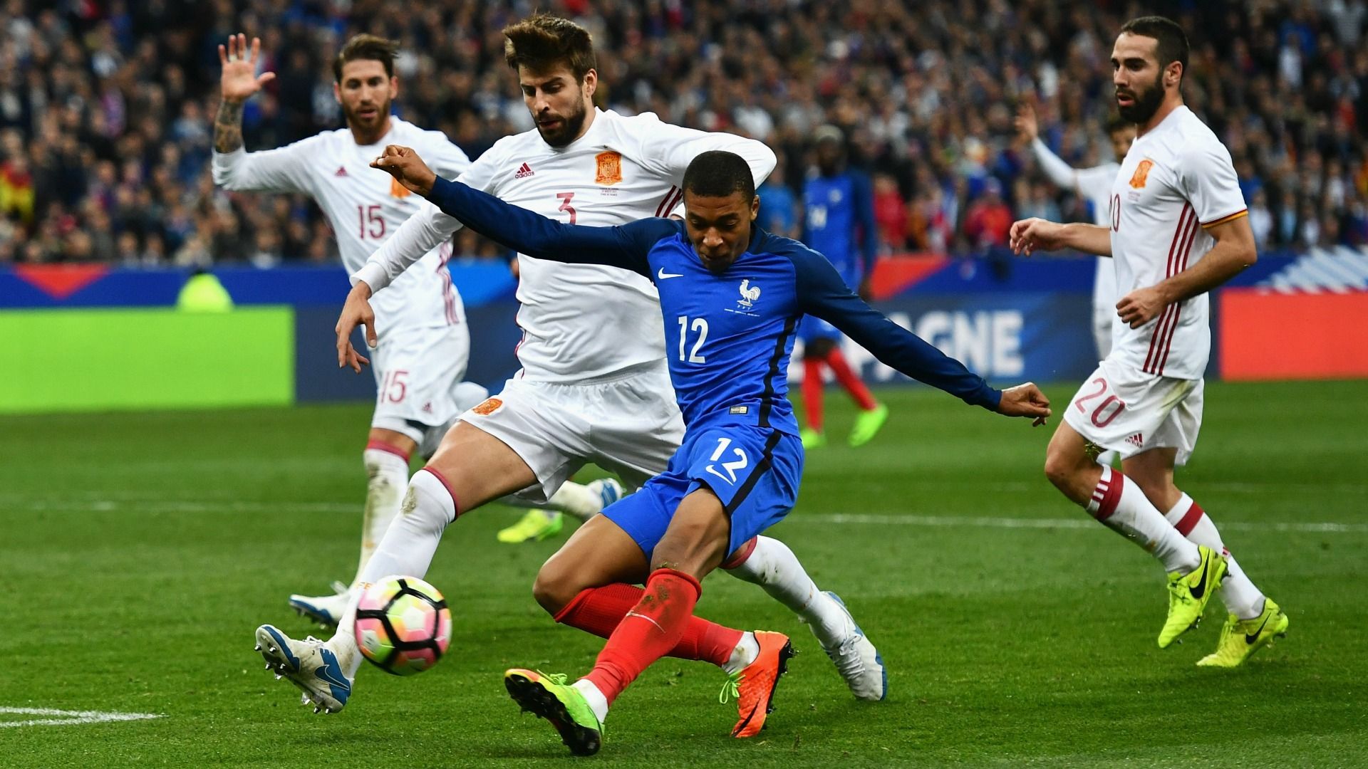 Piqué France Spain