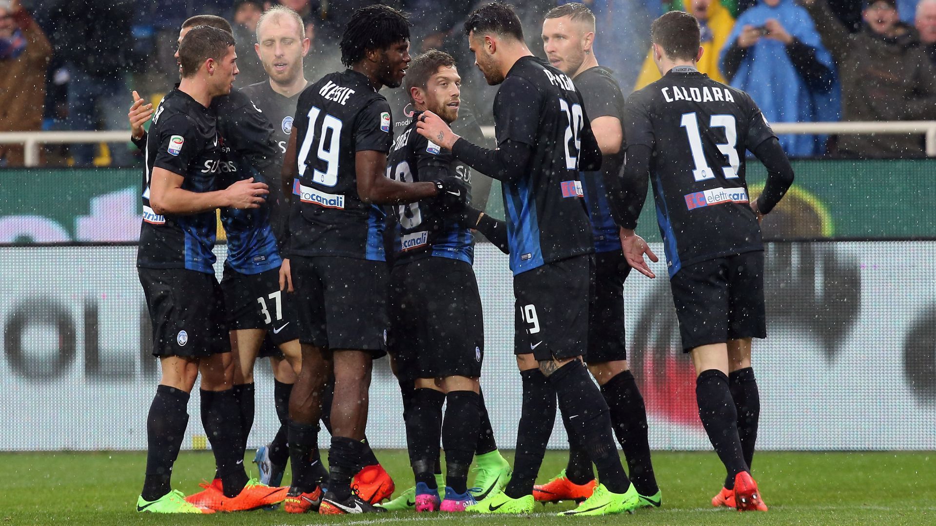 Atalanta celebrating vs Cagliari