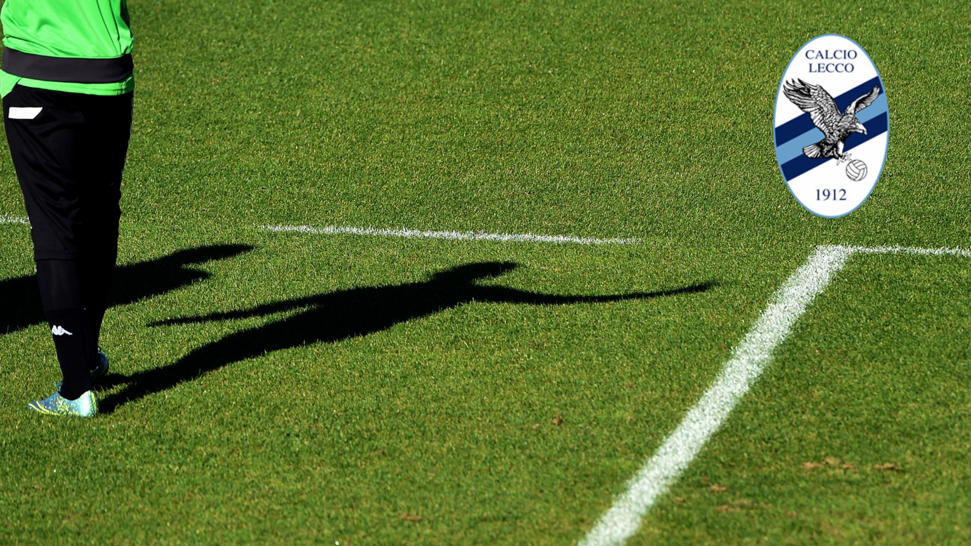 Calcio Leeco urinating 