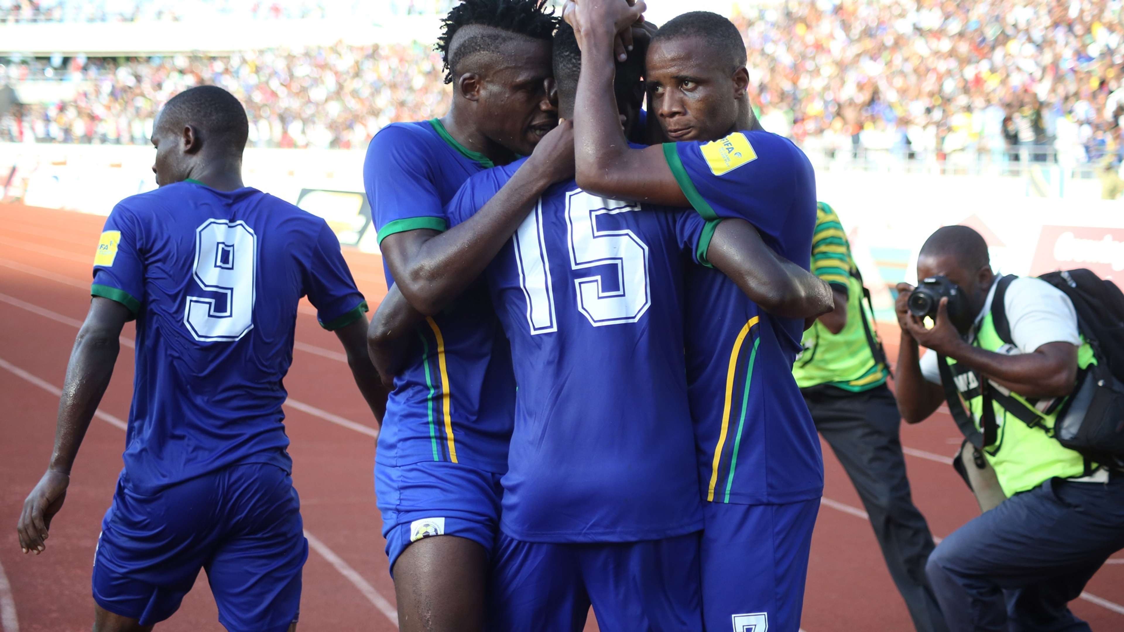 Wachezaji wa Taifa Stars wakimpongeza Maguli baada ya kufunga goli la kwanza dhidi ya Algeria