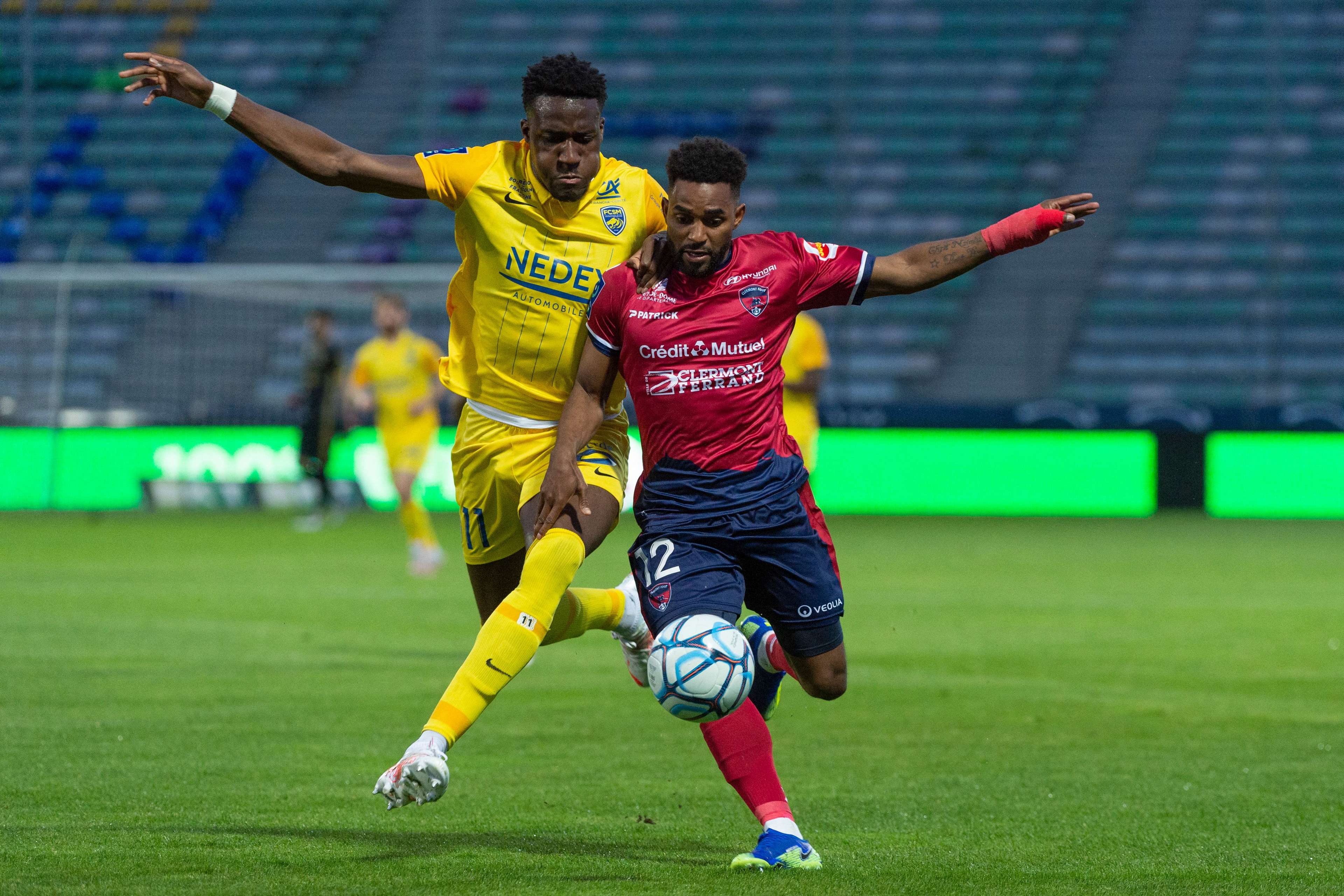 Vital N'Simba face à Bryan Lasme, lors de la rencontre de L2 face à Sochaux, le 8 mai 2021