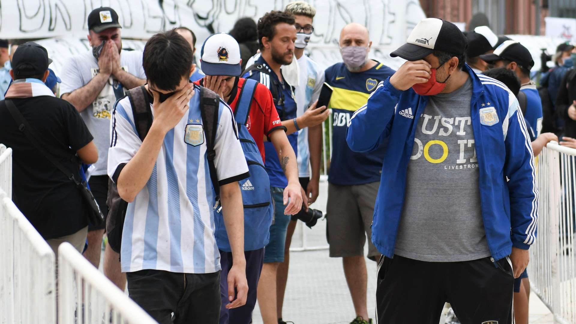 Fãs se despedem de Maradona na Casa Rosada, em Buenos Aires