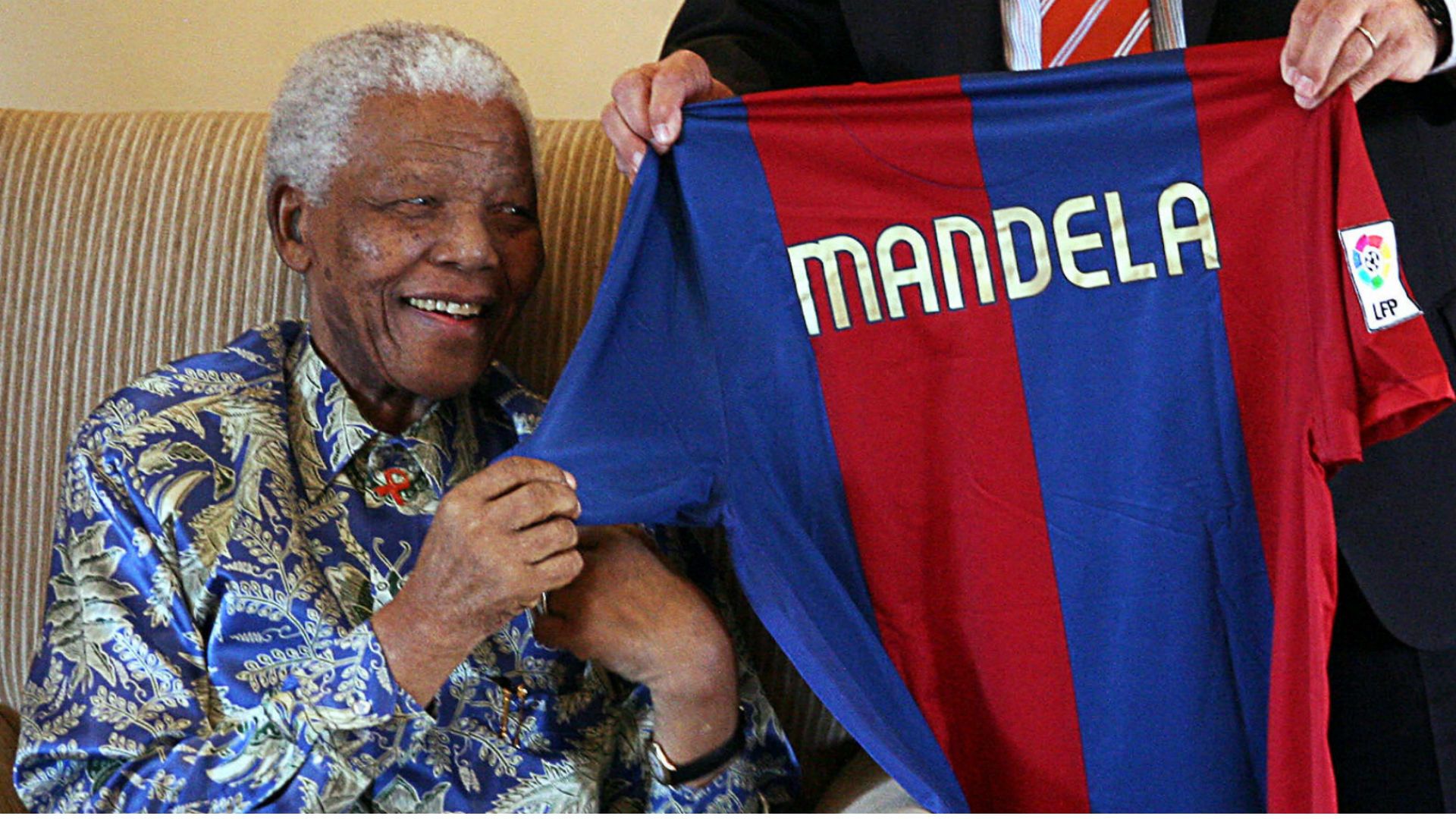 Nelson Mandela presented with Barcelona jersey.