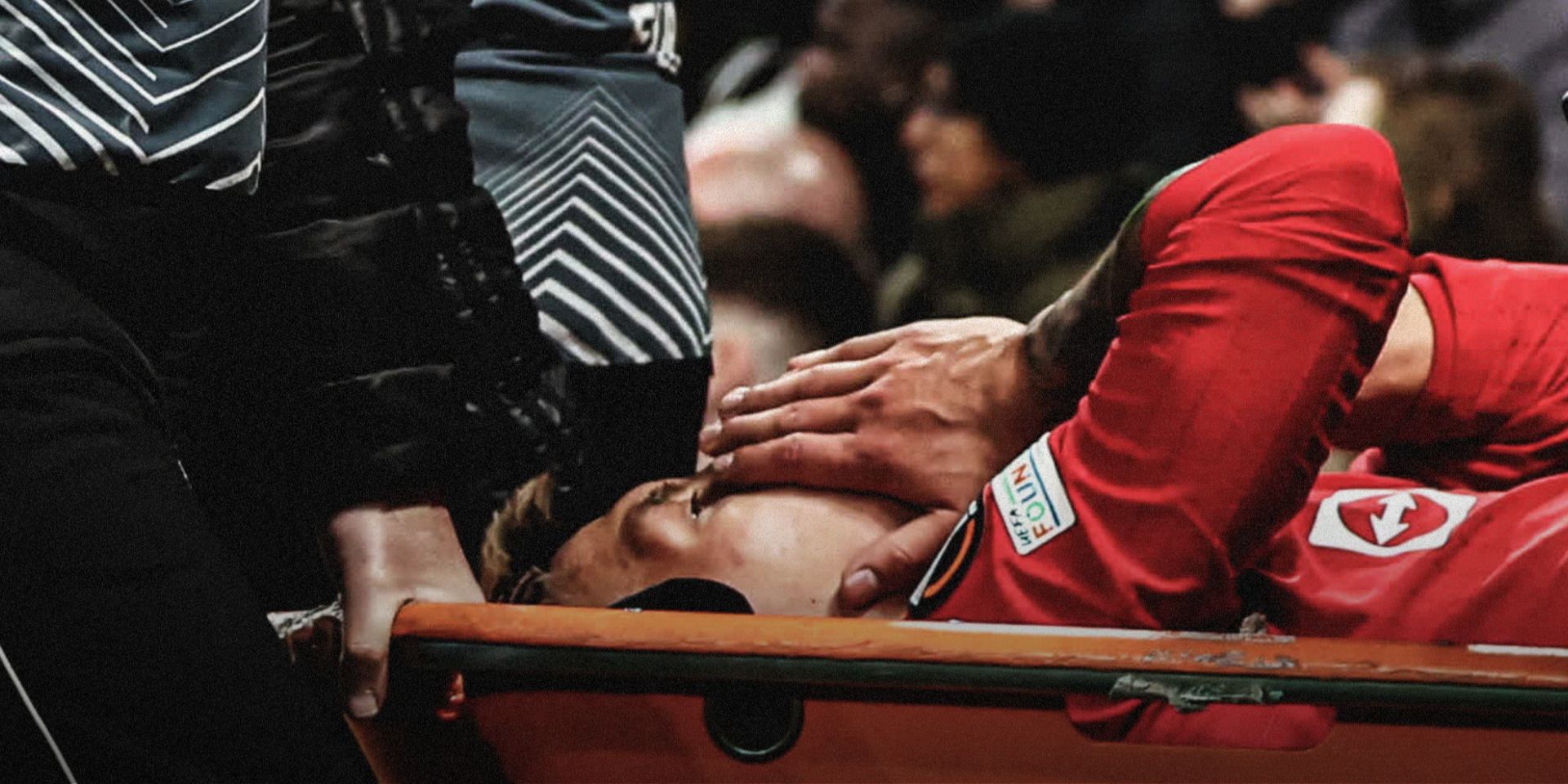 Lisandro Martinez stretcher HIC 2-1