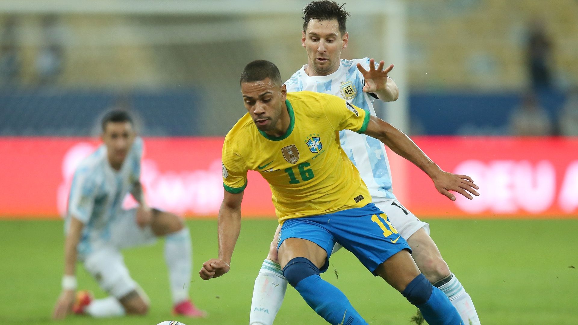 Renan Lodi e Leo Messi na final da Copa América, Argentina x Brasil, 10072021