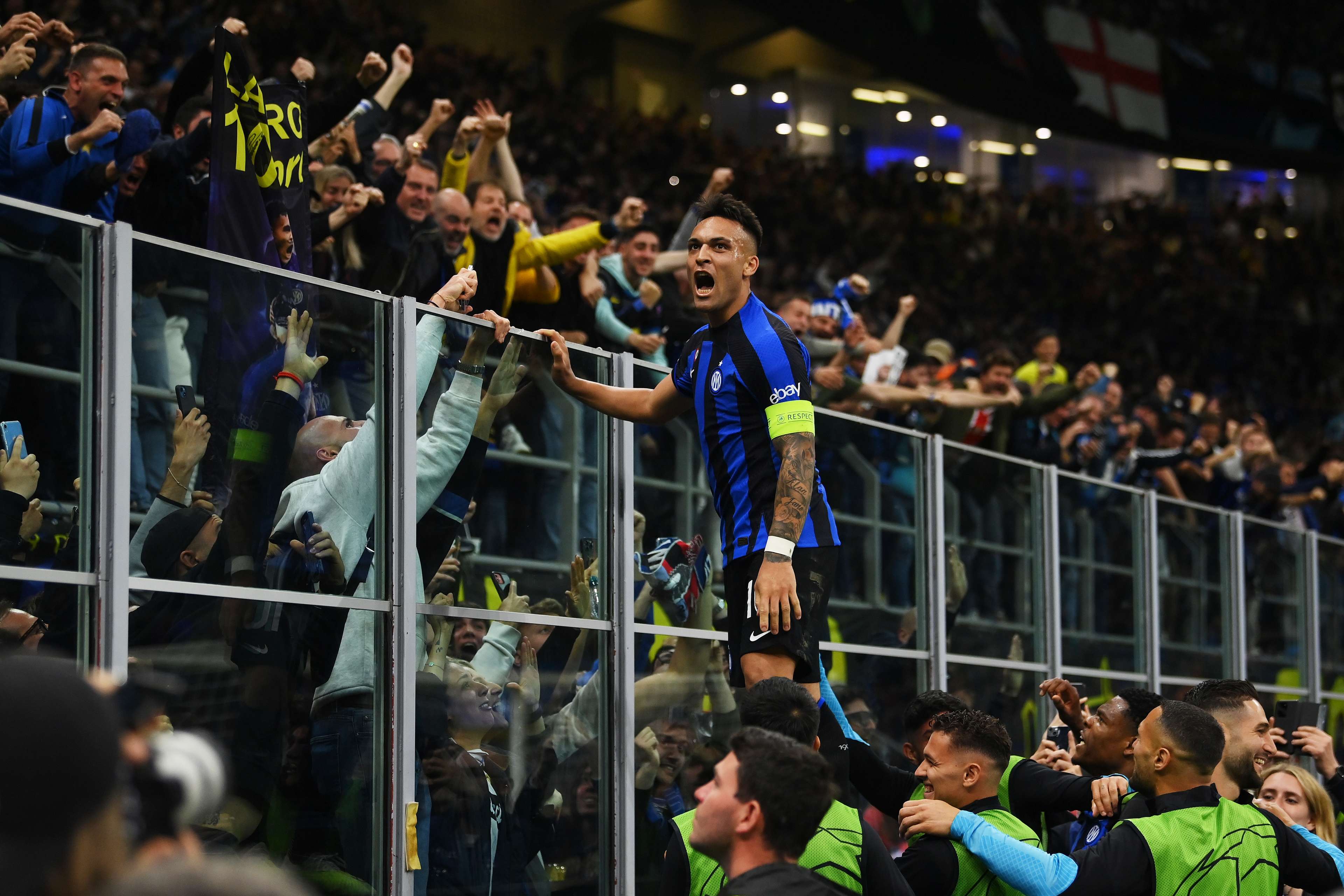 Lautaro Martinez celebrate Inter fans