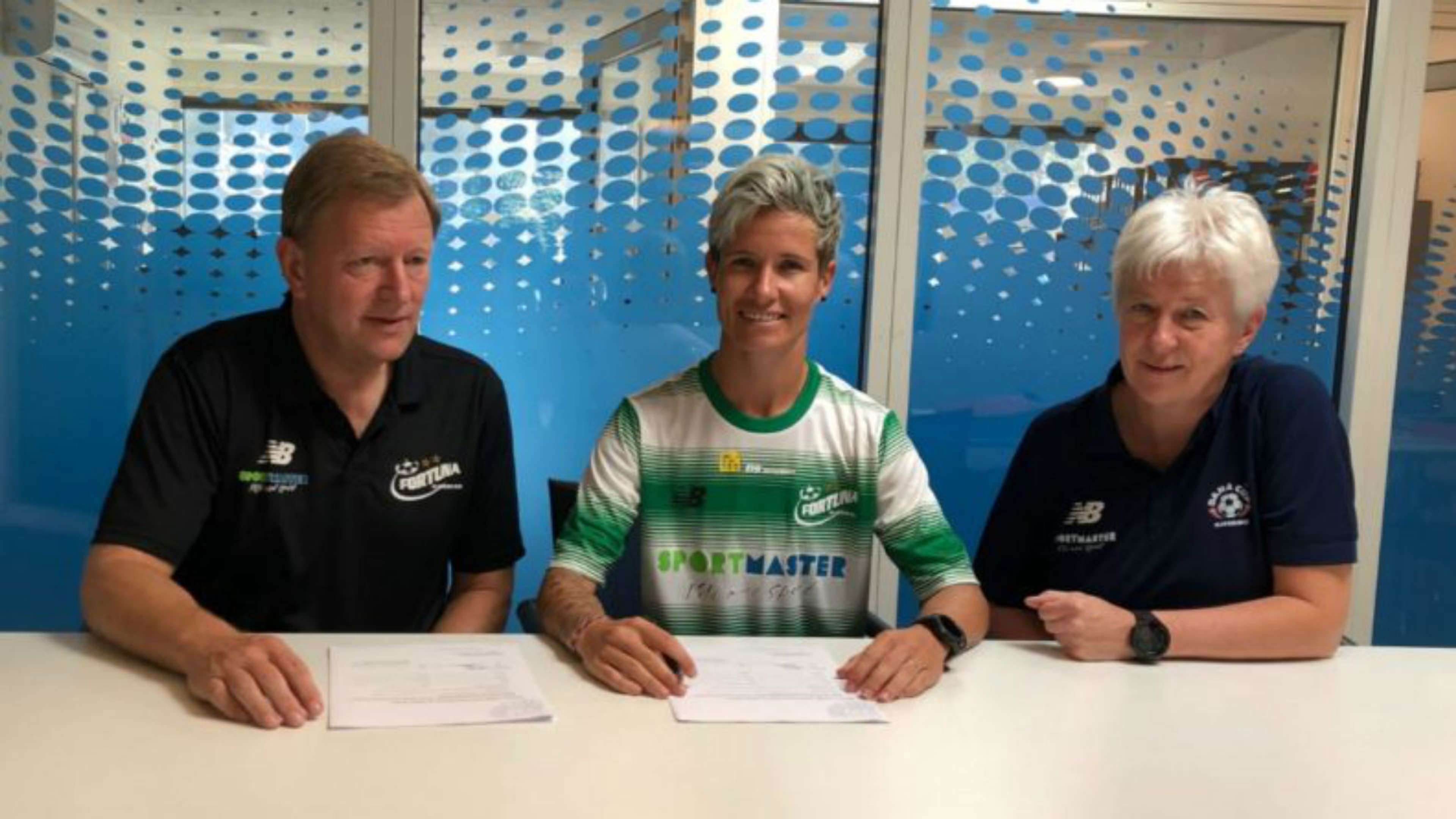 Janine Van Wyk signs for Fortuna