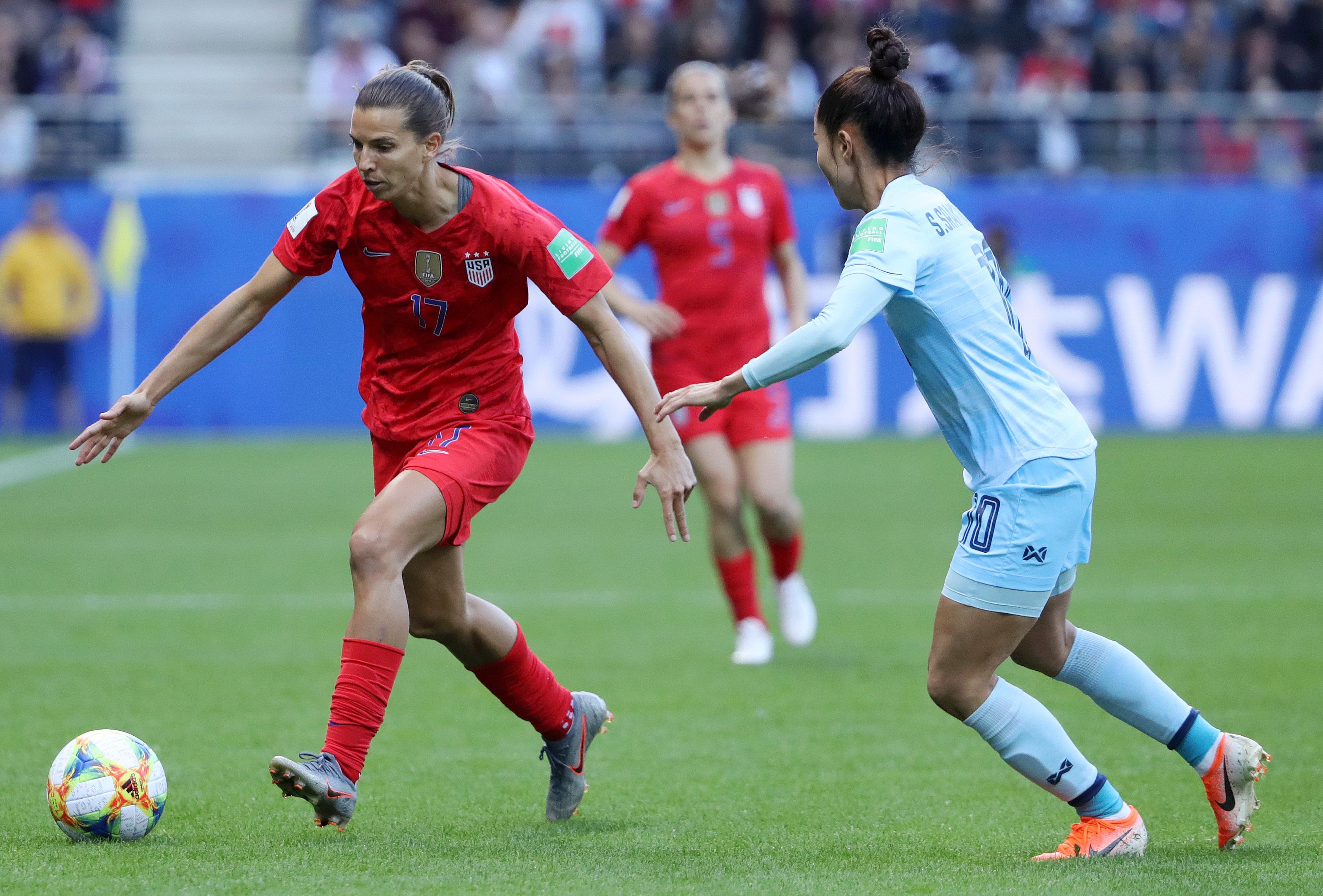 Tobin Heath, dos EUA, em ação contra a Tailândia na Copa do Mundo feminina