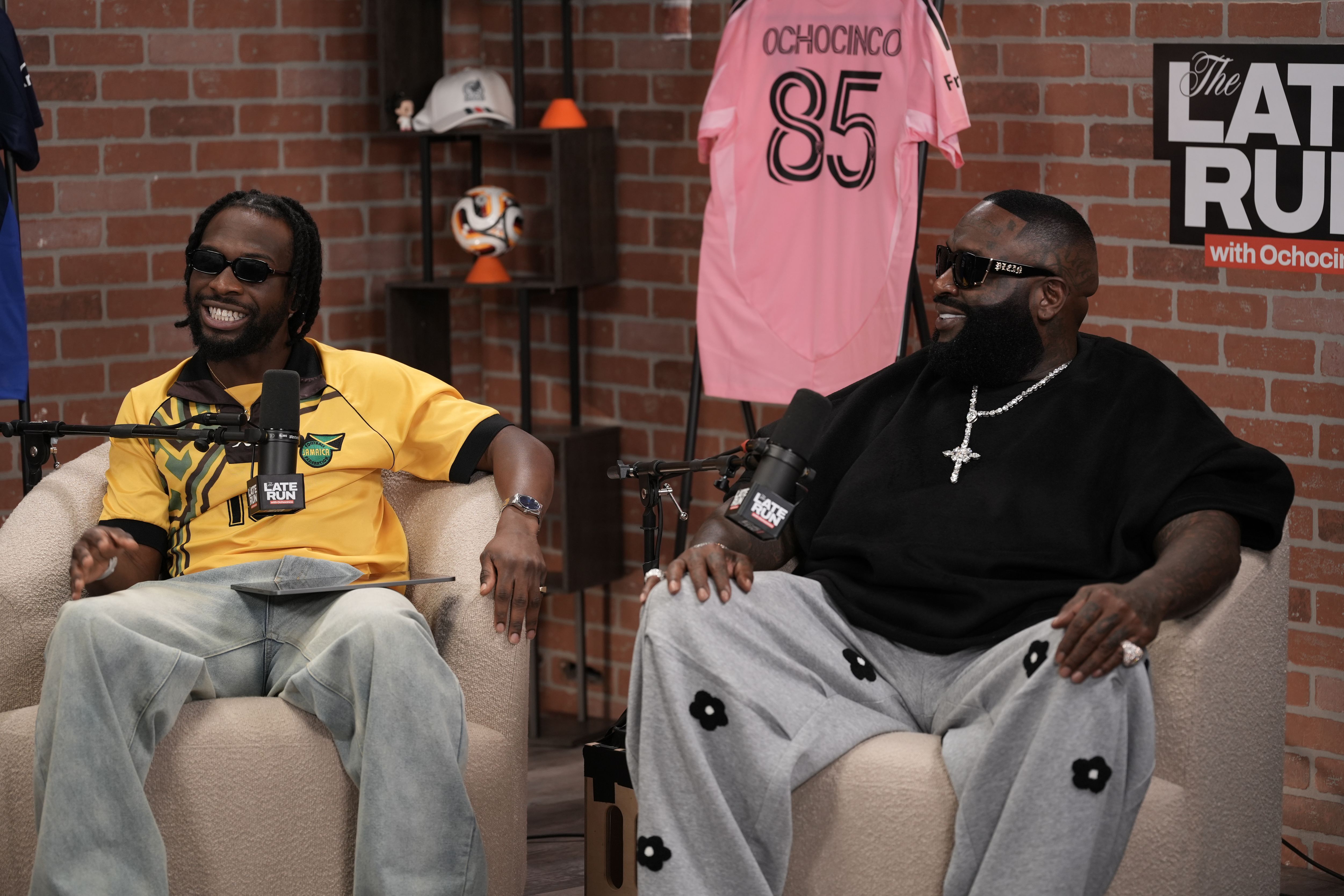 تشاد جونسون يتحدث مع ضيف