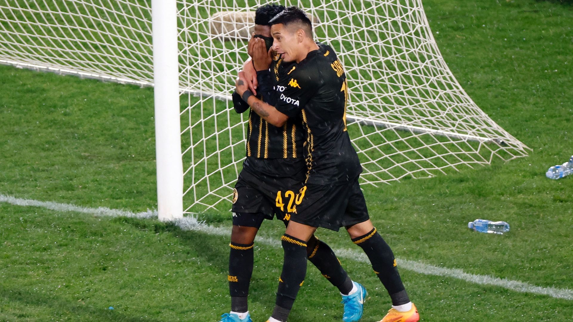 Gaston Sirino and Mduduzi Shabalala of Kaizer Chiefs